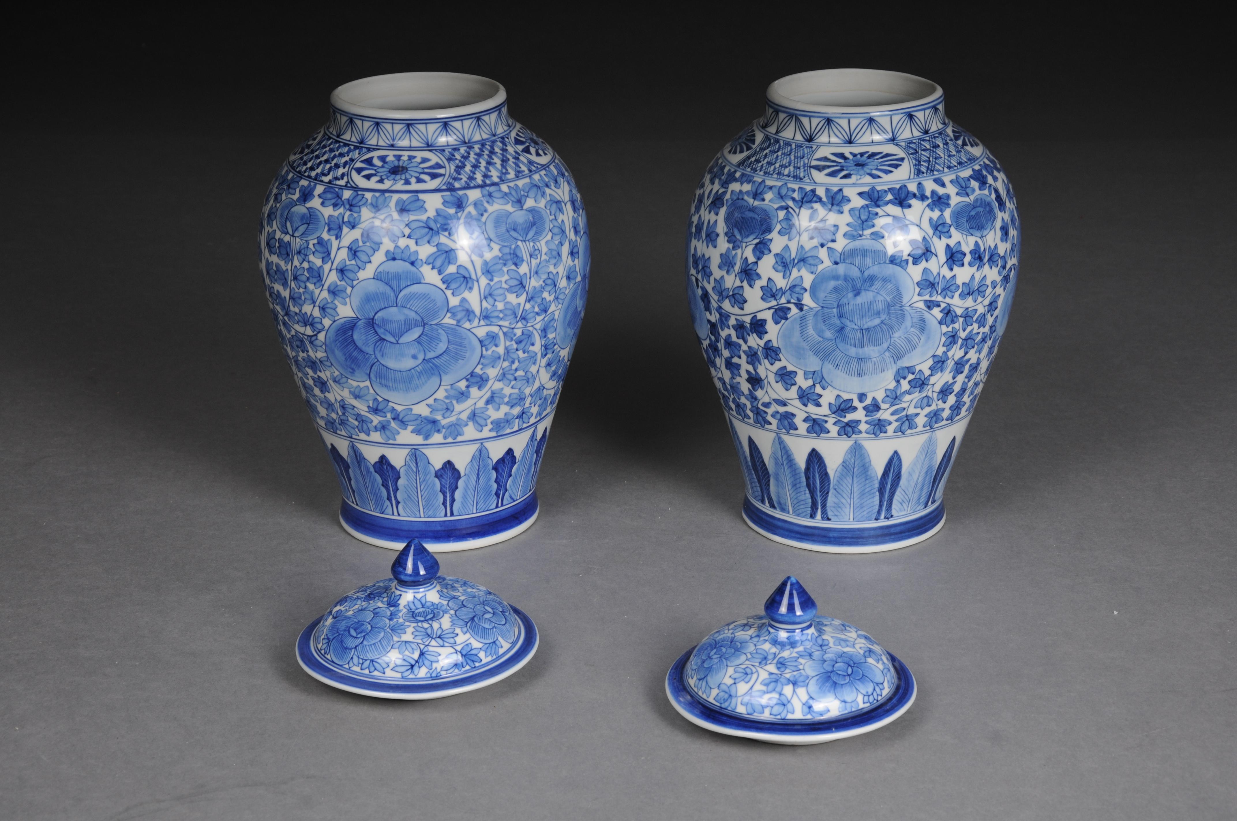Asiatische Vasen mit Deckel, Porzellan, 20. Jahrhundert, Paar. im Angebot 2