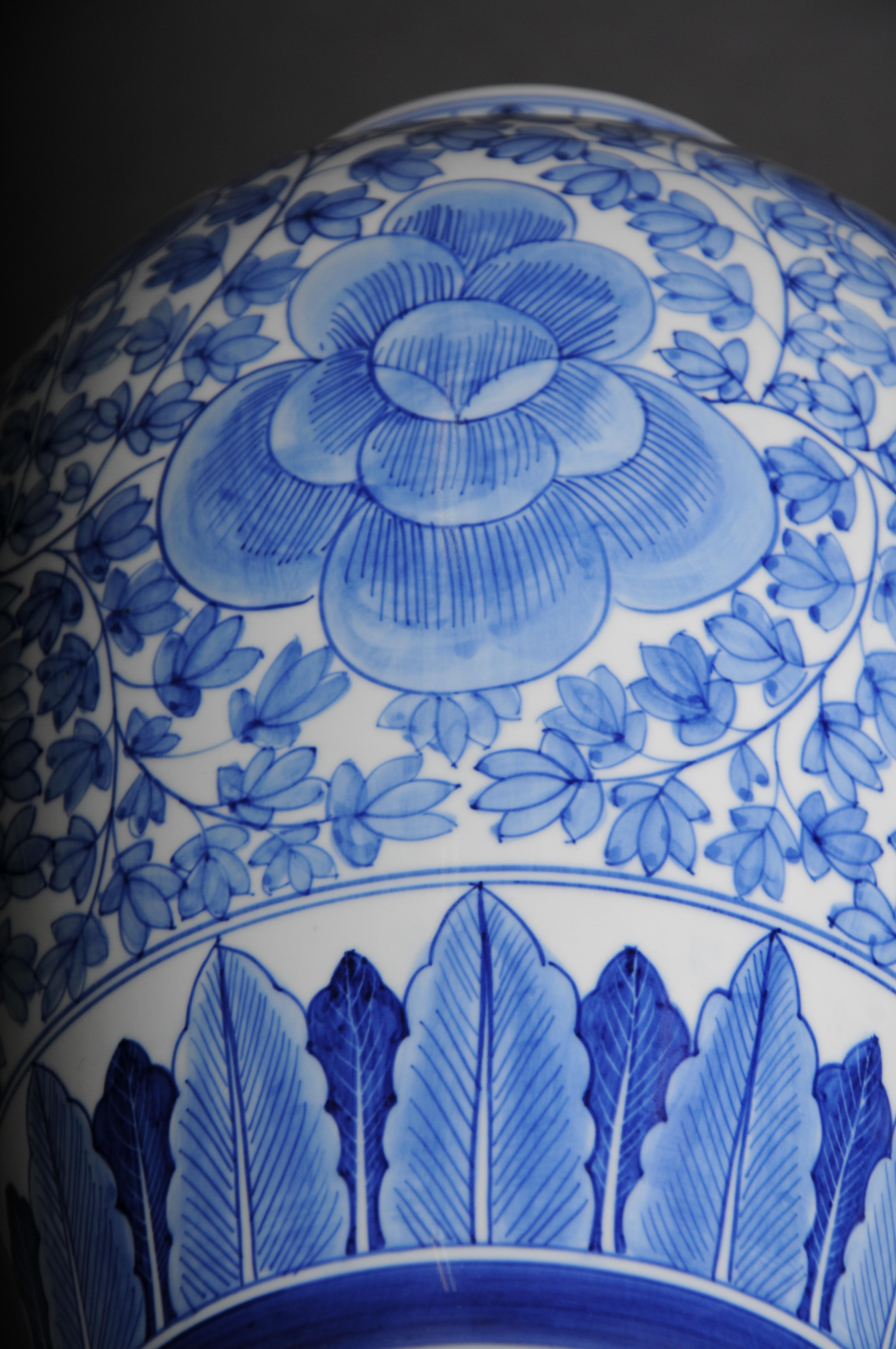 Pair of Asian lidded vases, porcelain, 20th century. For Sale 3