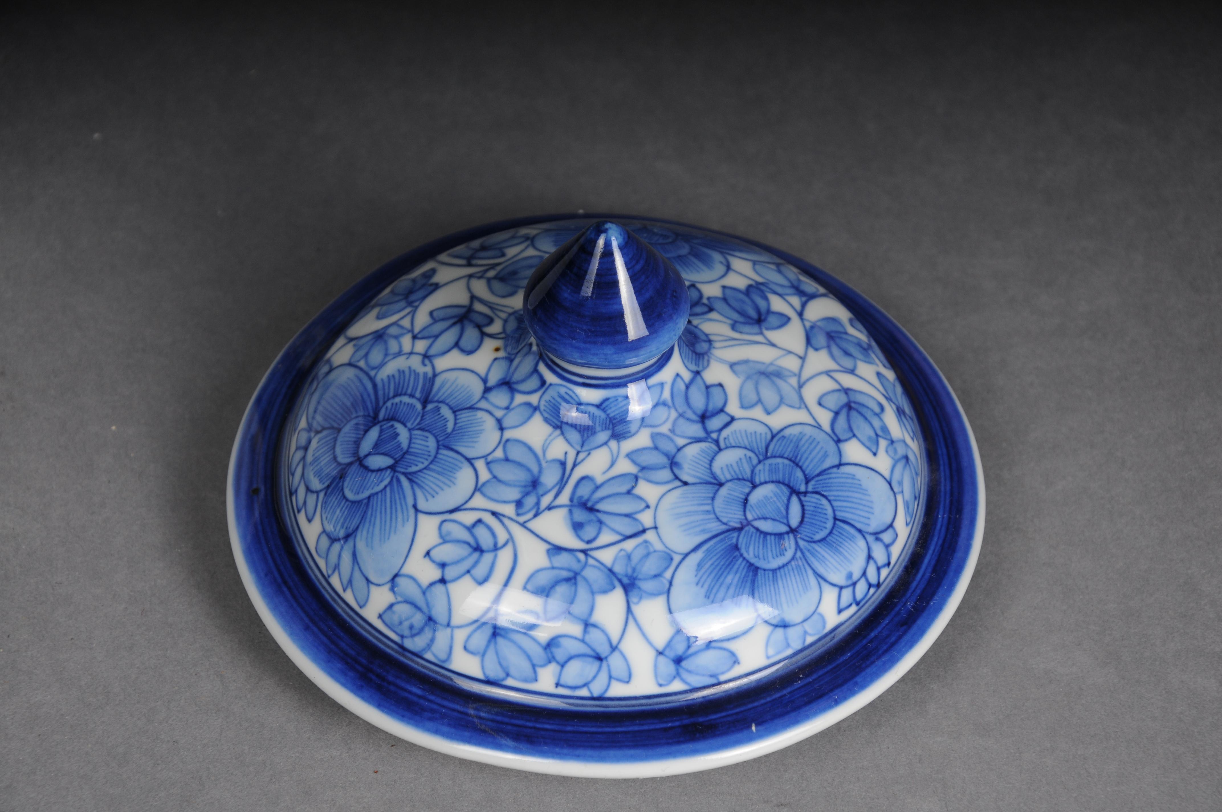 Asiatische Vasen mit Deckel, Porzellan, 20. Jahrhundert, Paar. im Angebot 6