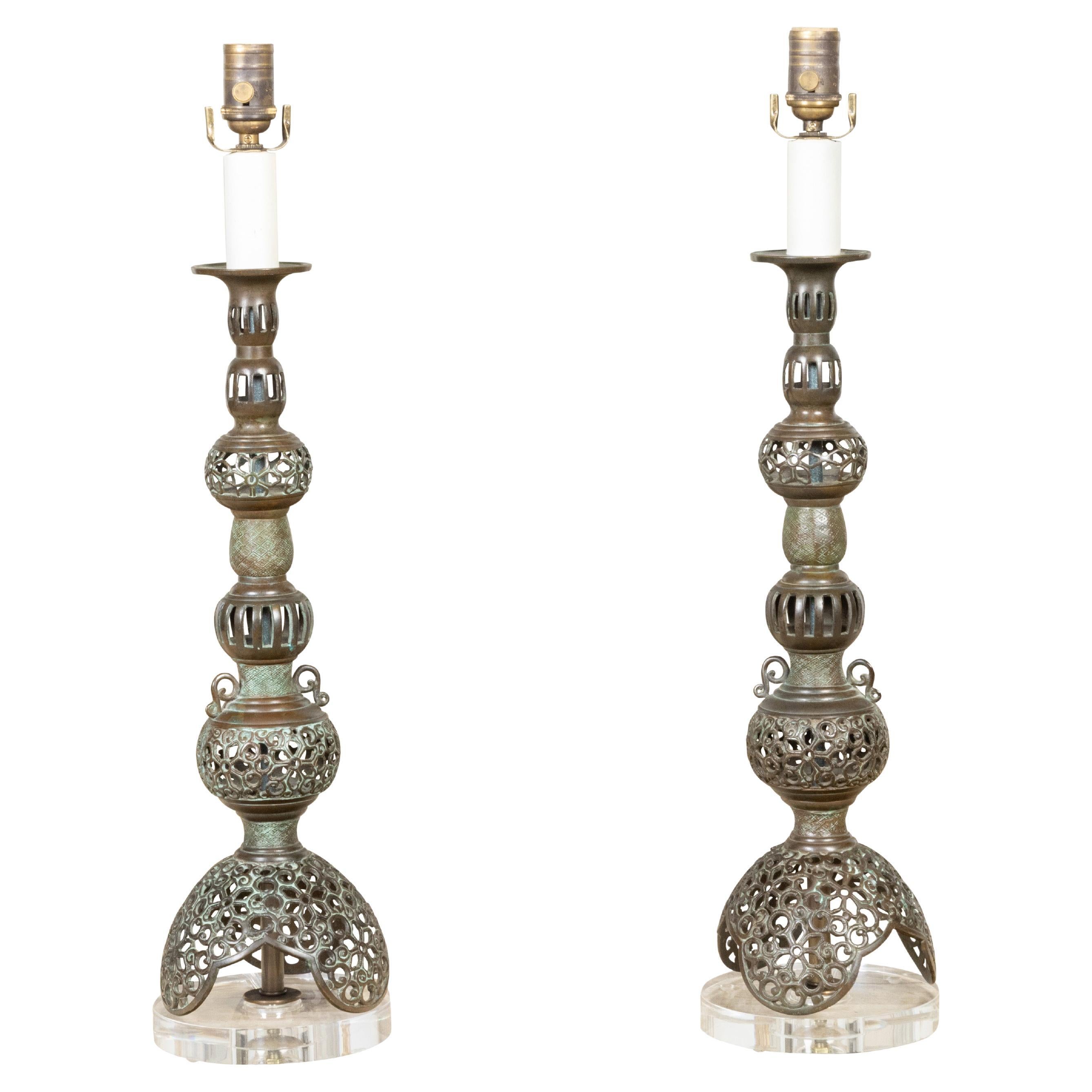 Paire de lampes de table asiatiques du milieu du siècle en bronze avec décor ajouré et bases en lucite