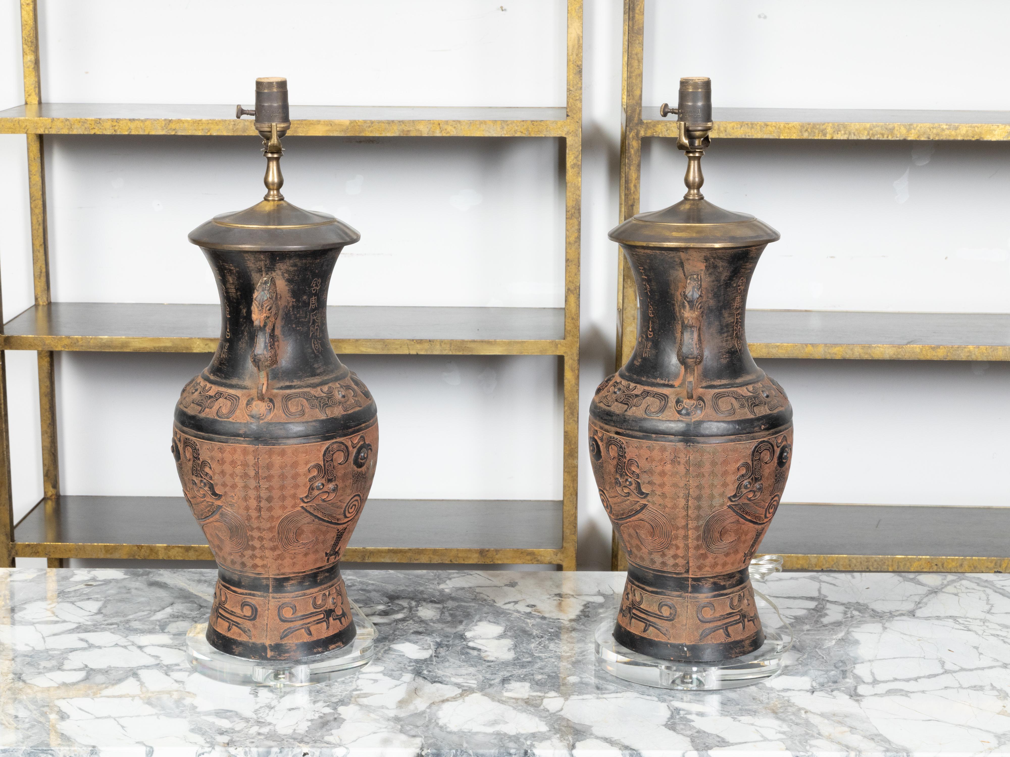 Patinated Pair of Asian Midcentury Bronze Urn-Shaped Table Lamps with Rooster and Meander For Sale