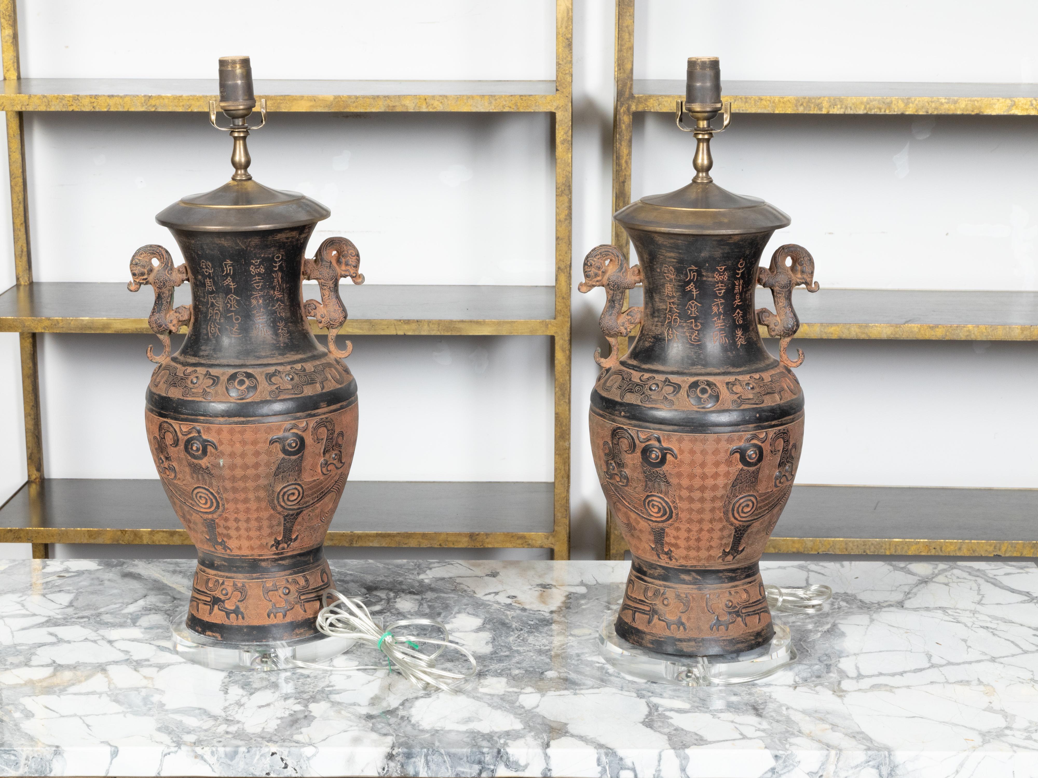 Pair of Asian Midcentury Bronze Urn-Shaped Table Lamps with Rooster and Meander In Good Condition For Sale In Atlanta, GA