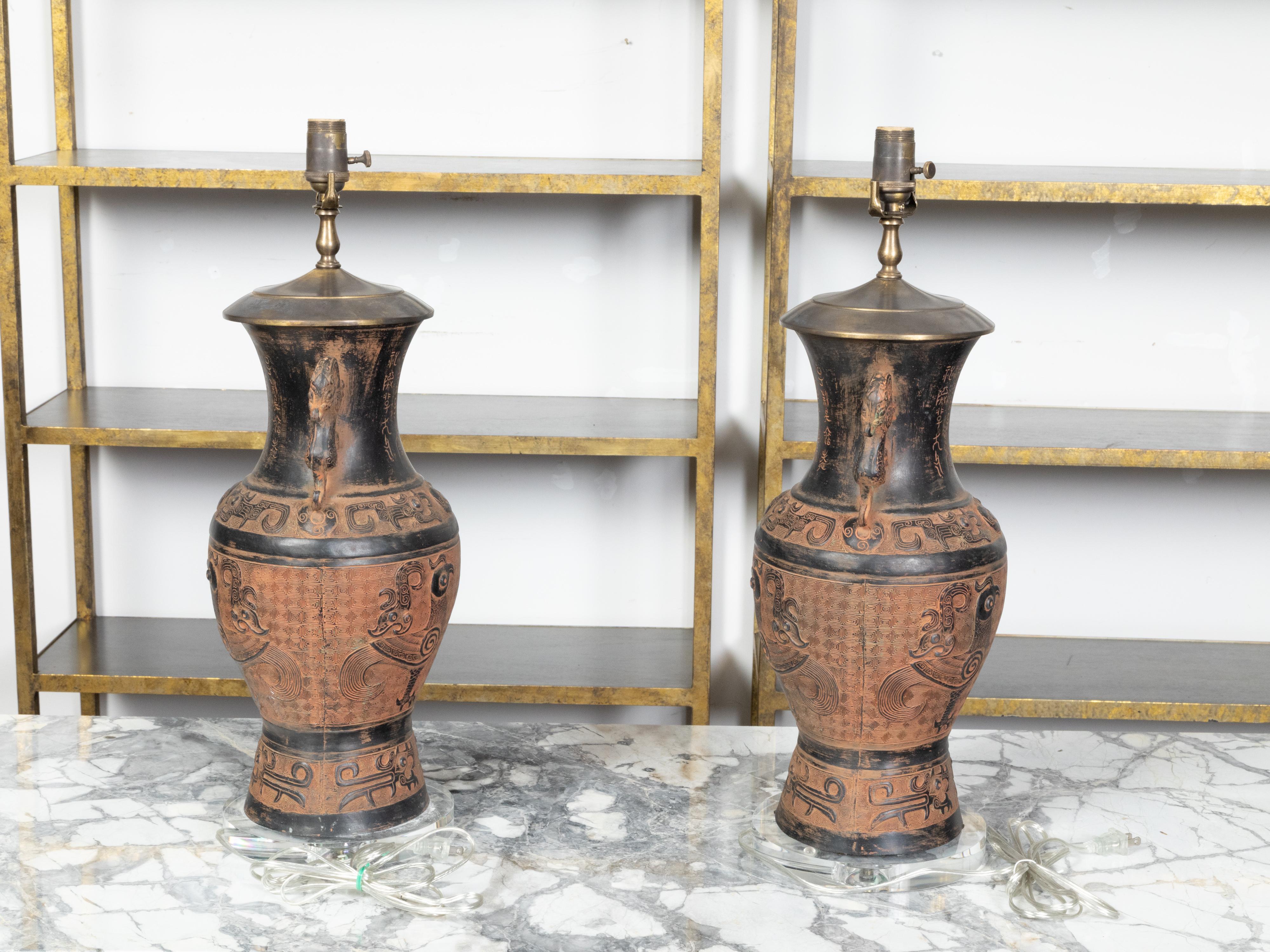 20th Century Pair of Asian Midcentury Bronze Urn-Shaped Table Lamps with Rooster and Meander For Sale