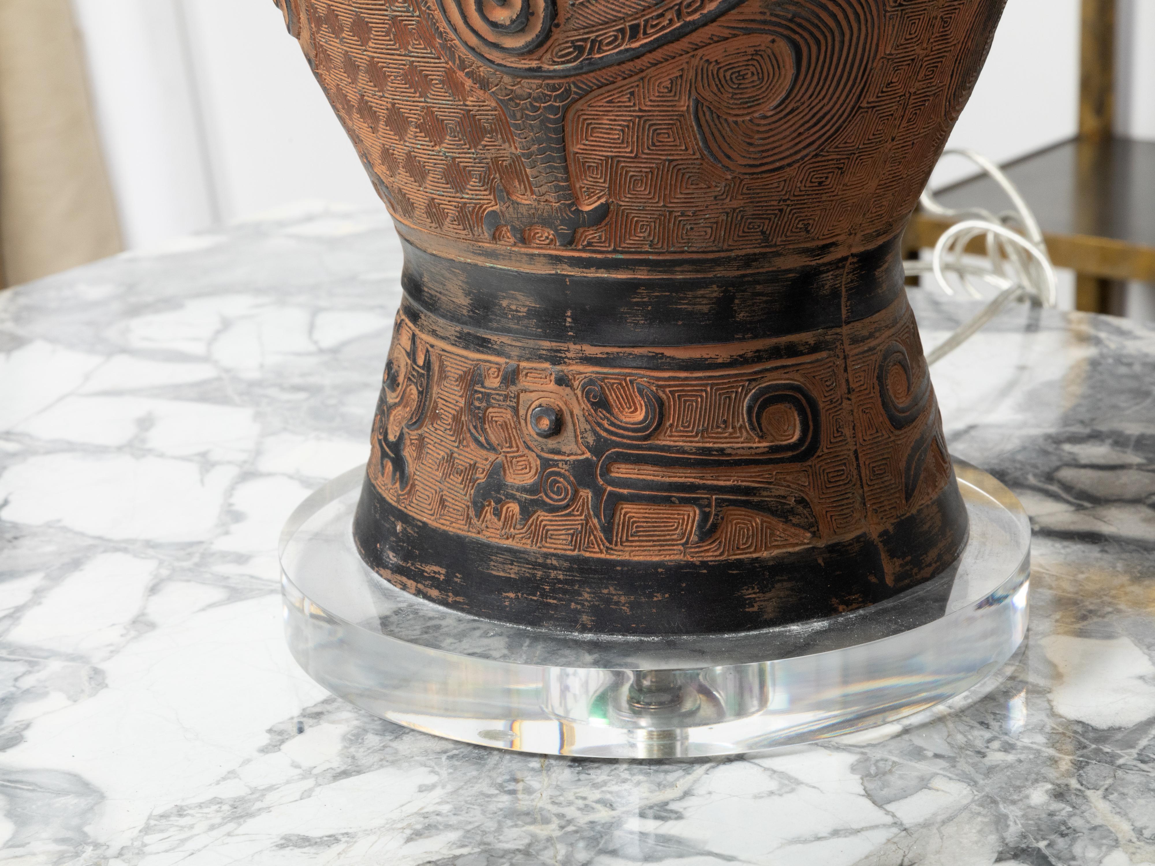 Pair of Asian Midcentury Bronze Urn-Shaped Table Lamps with Rooster and Meander For Sale 3