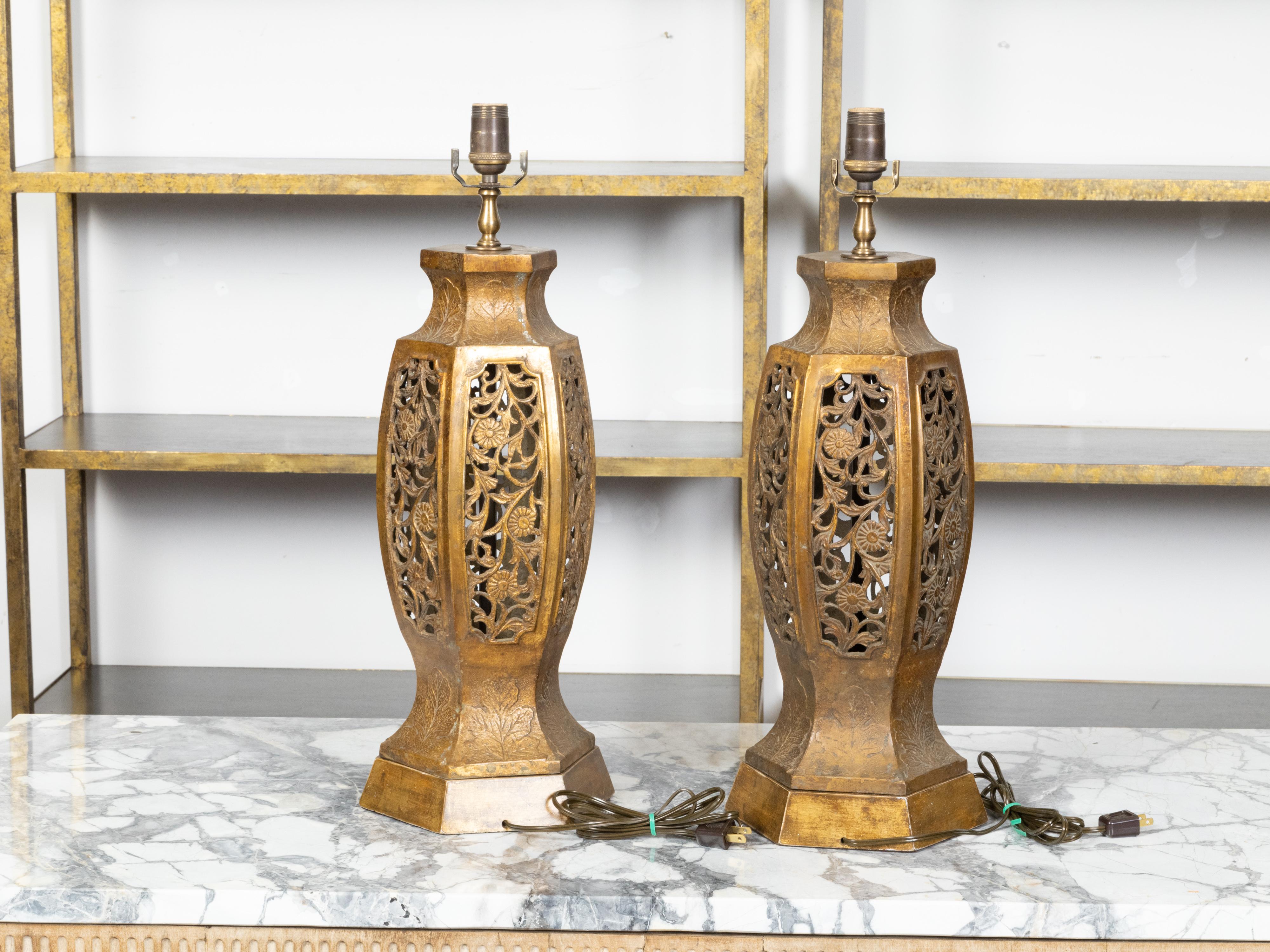 Asiatique Paire de lampes de bureau asiatiques du milieu du siècle dernier câblées avec motifs floraux ajourés sculptés en vente