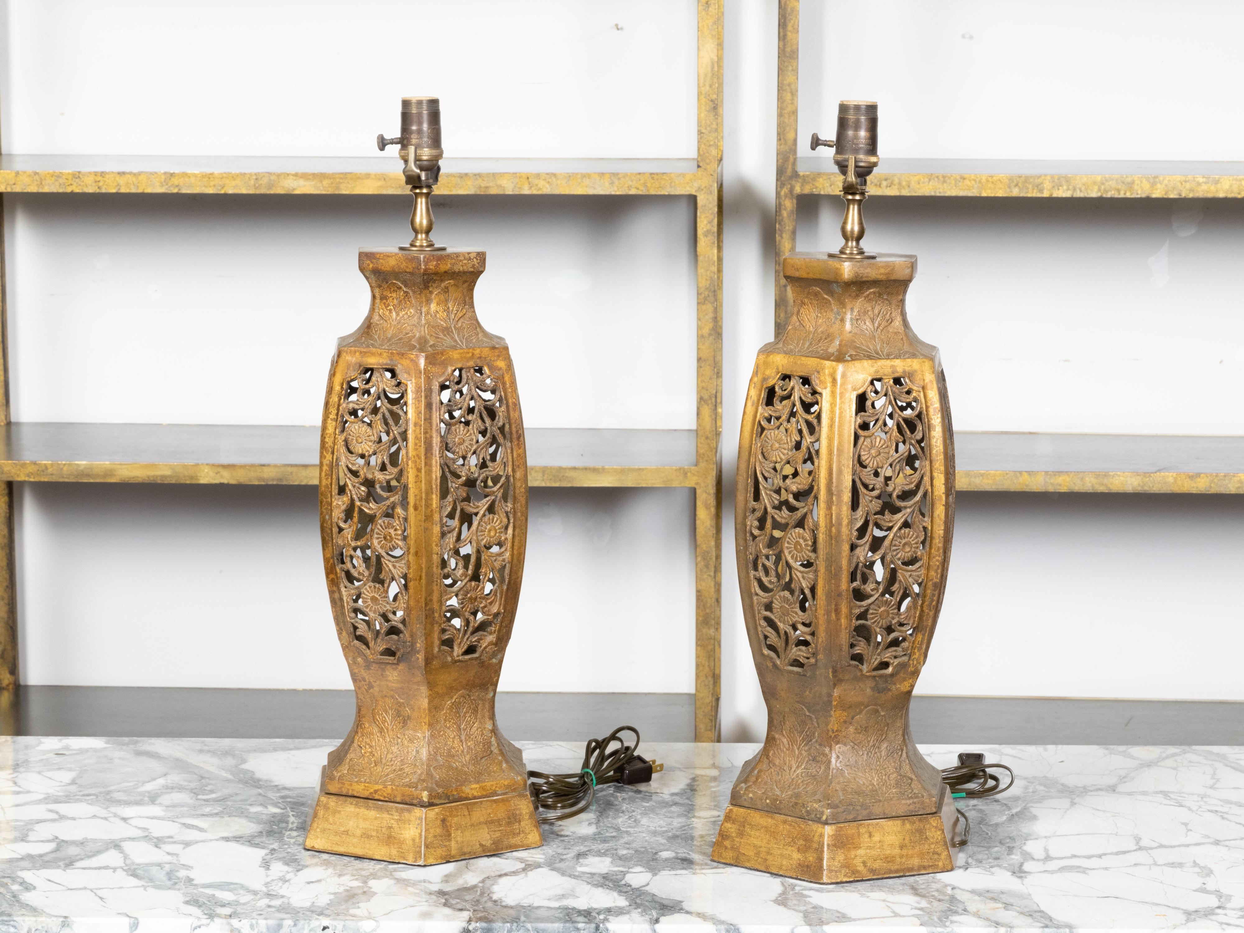 Sculpté Paire de lampes de bureau asiatiques du milieu du siècle dernier câblées avec motifs floraux ajourés sculptés en vente