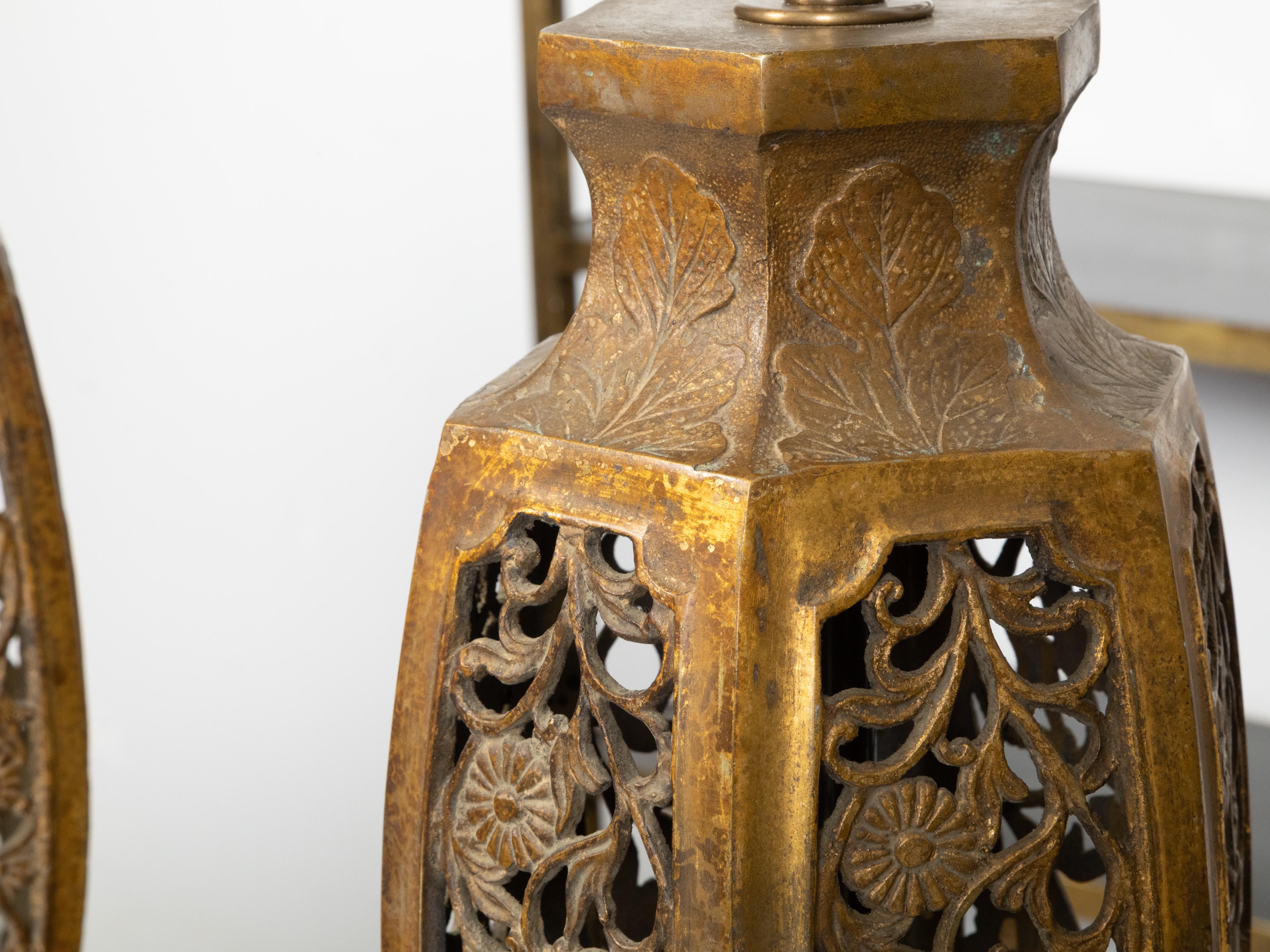 20ième siècle Paire de lampes de bureau asiatiques du milieu du siècle dernier câblées avec motifs floraux ajourés sculptés en vente