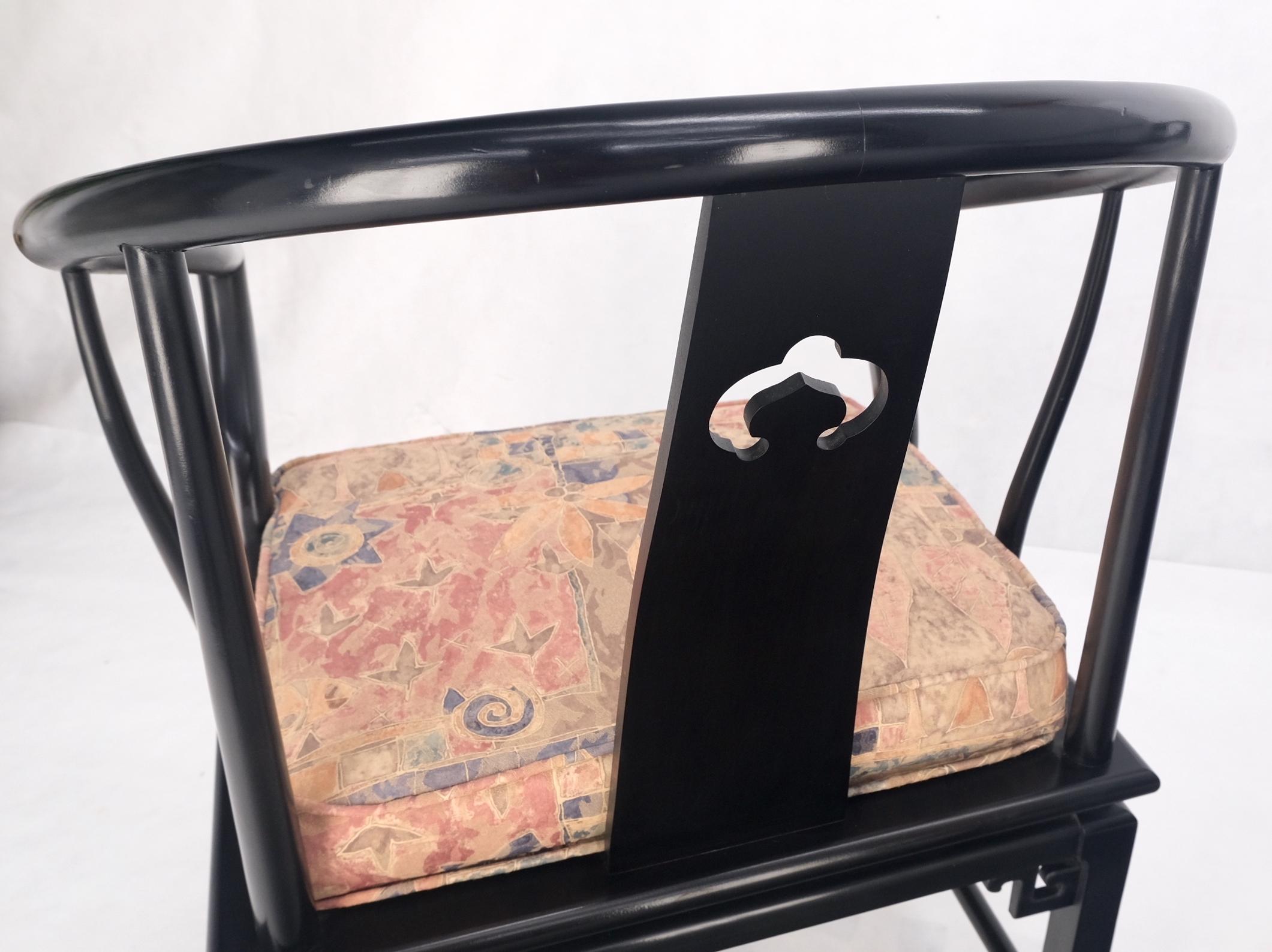 Paire de fauteuils de salon modernes asiatiques en laque noire à dossier en forme de barreau et à chaussures de cheval Mint ! en vente 3