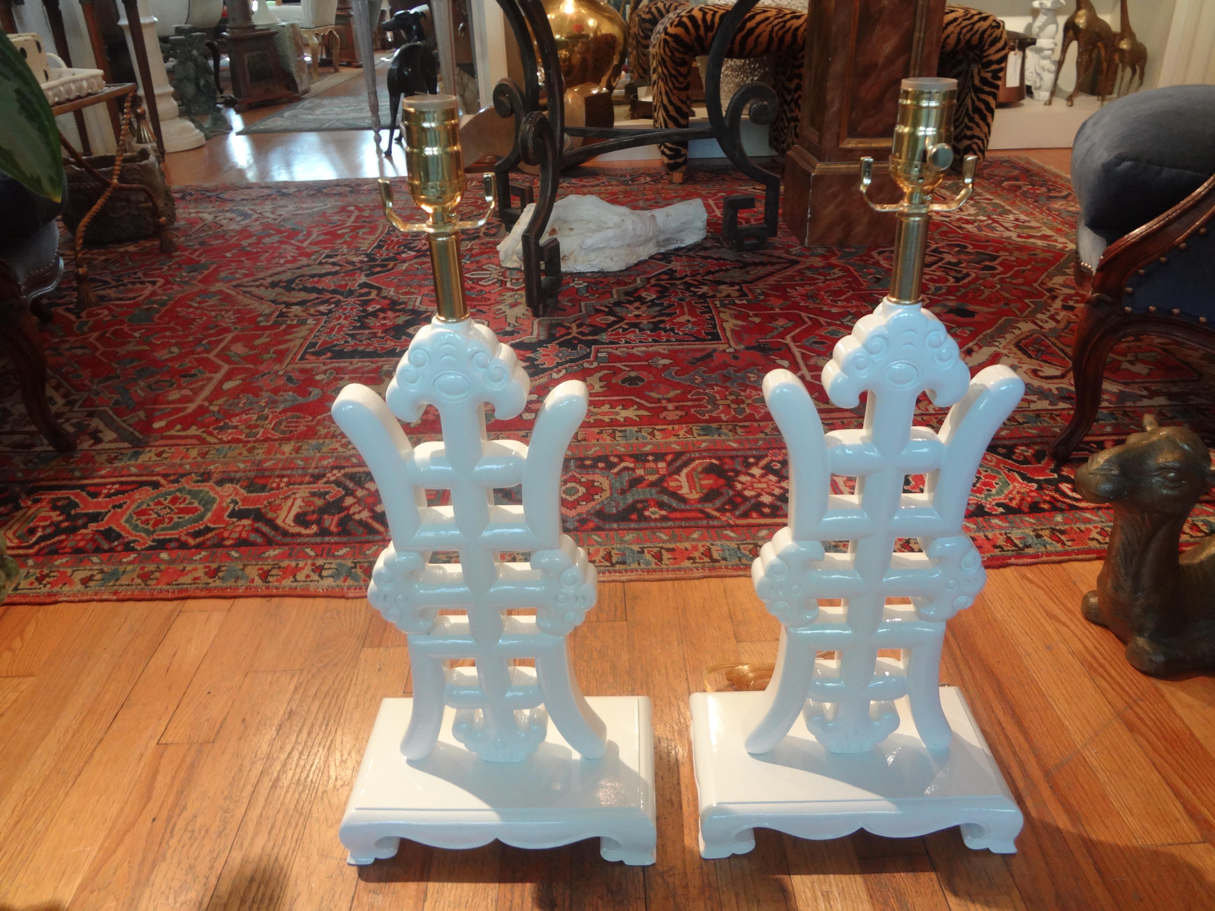 Pair of Asian Modern James Mont Style White Lacquered Lamps For Sale 1