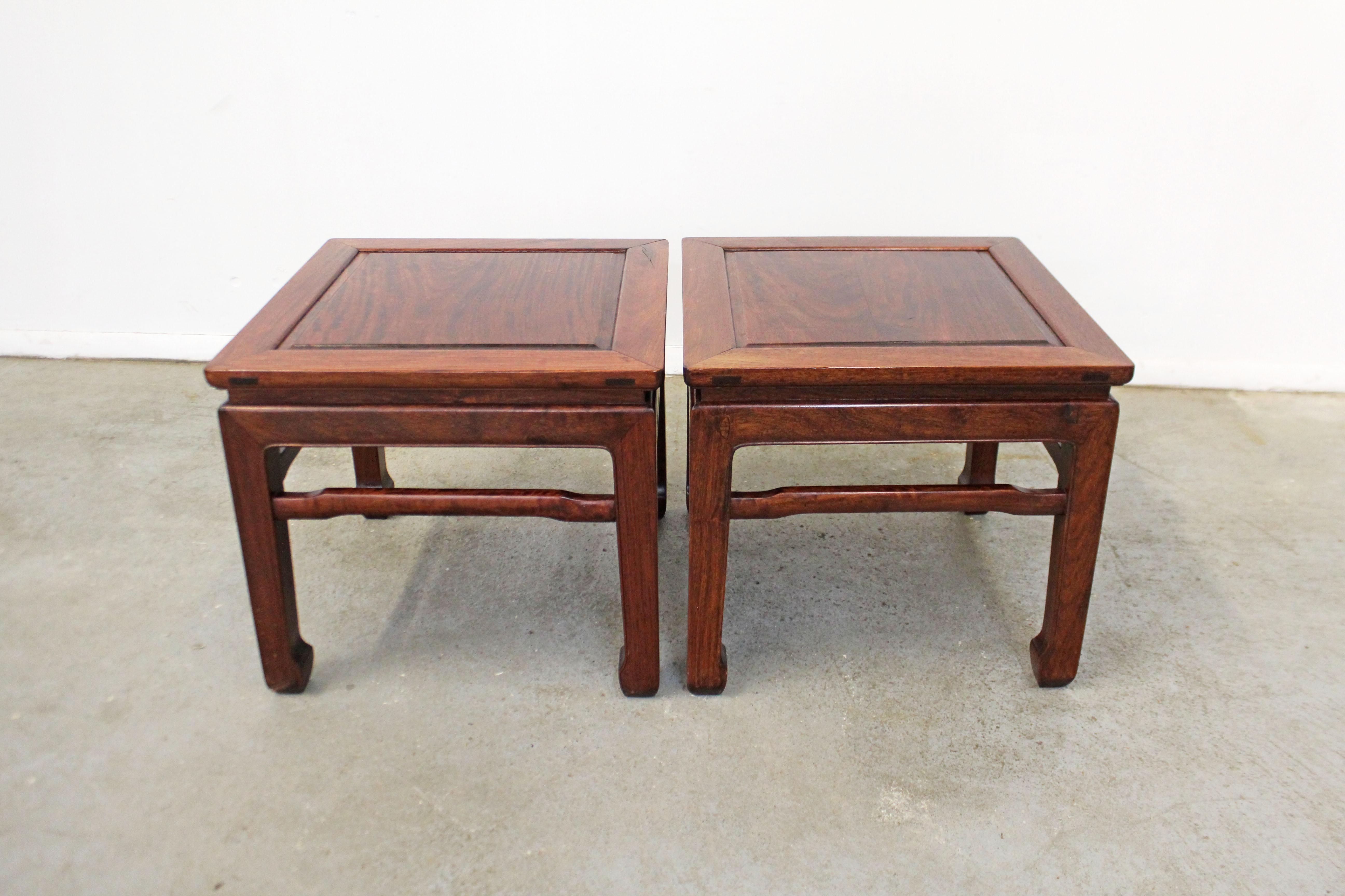 Angeboten wird ein Paar von Vintage Asian Modern Stil niedrigen Ende Tabellen. Sie sind aus Palisanderholz gefertigt. In sehr gutem Zustand mit leichter Oberflächenabnutzung und Chip (siehe Fotos). Sie sind unsigniert. 

Abmessungen: 
19