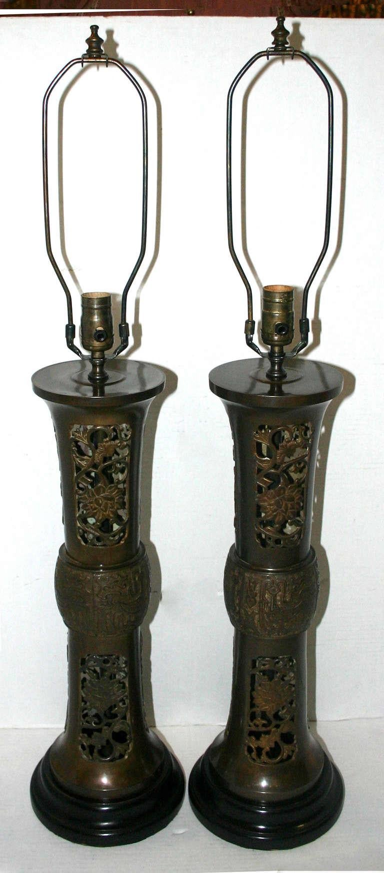 Paire de lampes de table en bronze à motifs asiatiques Bon état - En vente à New York, NY
