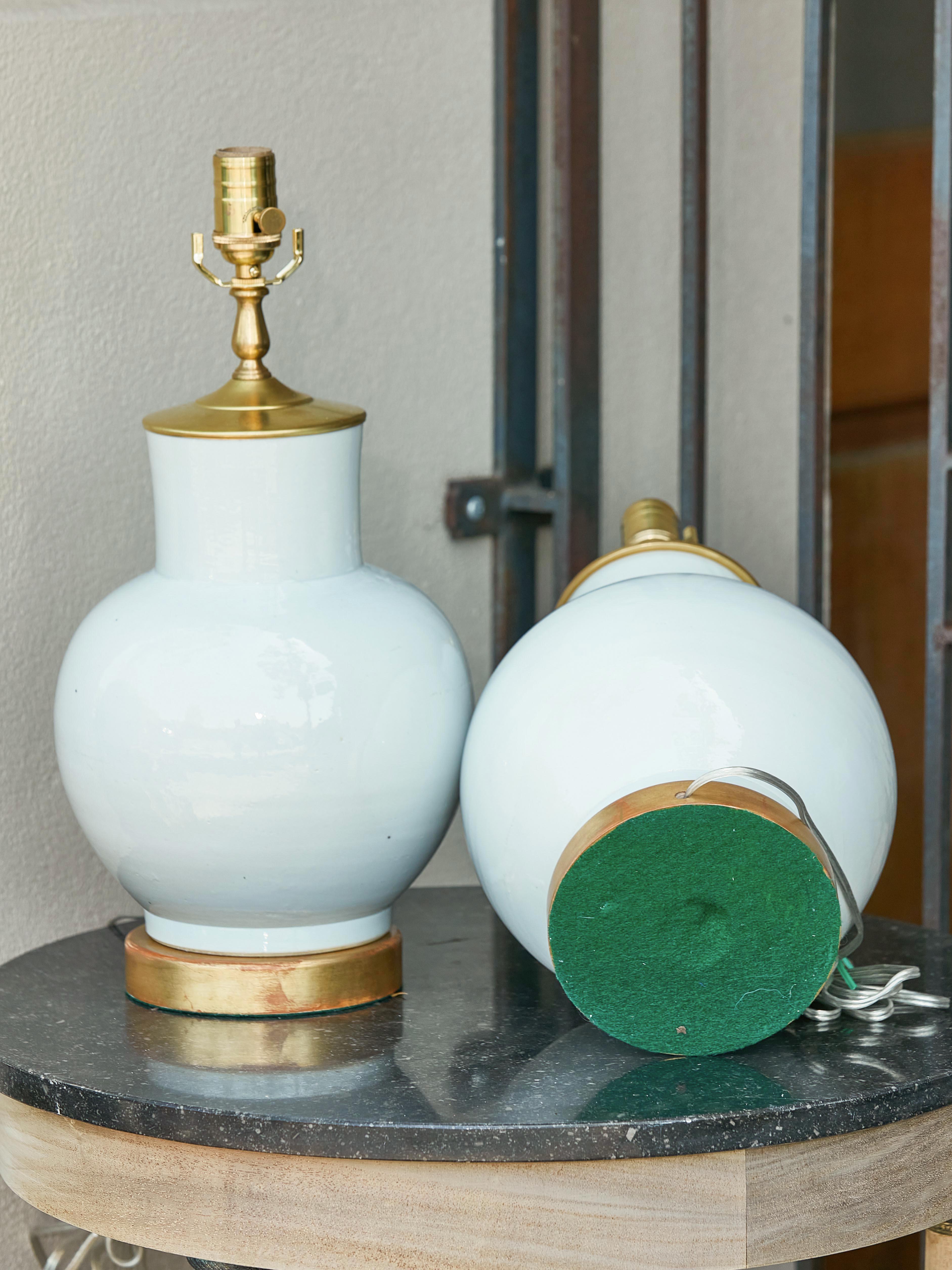 Paire de lampes de table à une lumière en porcelaine asiatique avec bases rondes et dorées en vente 4