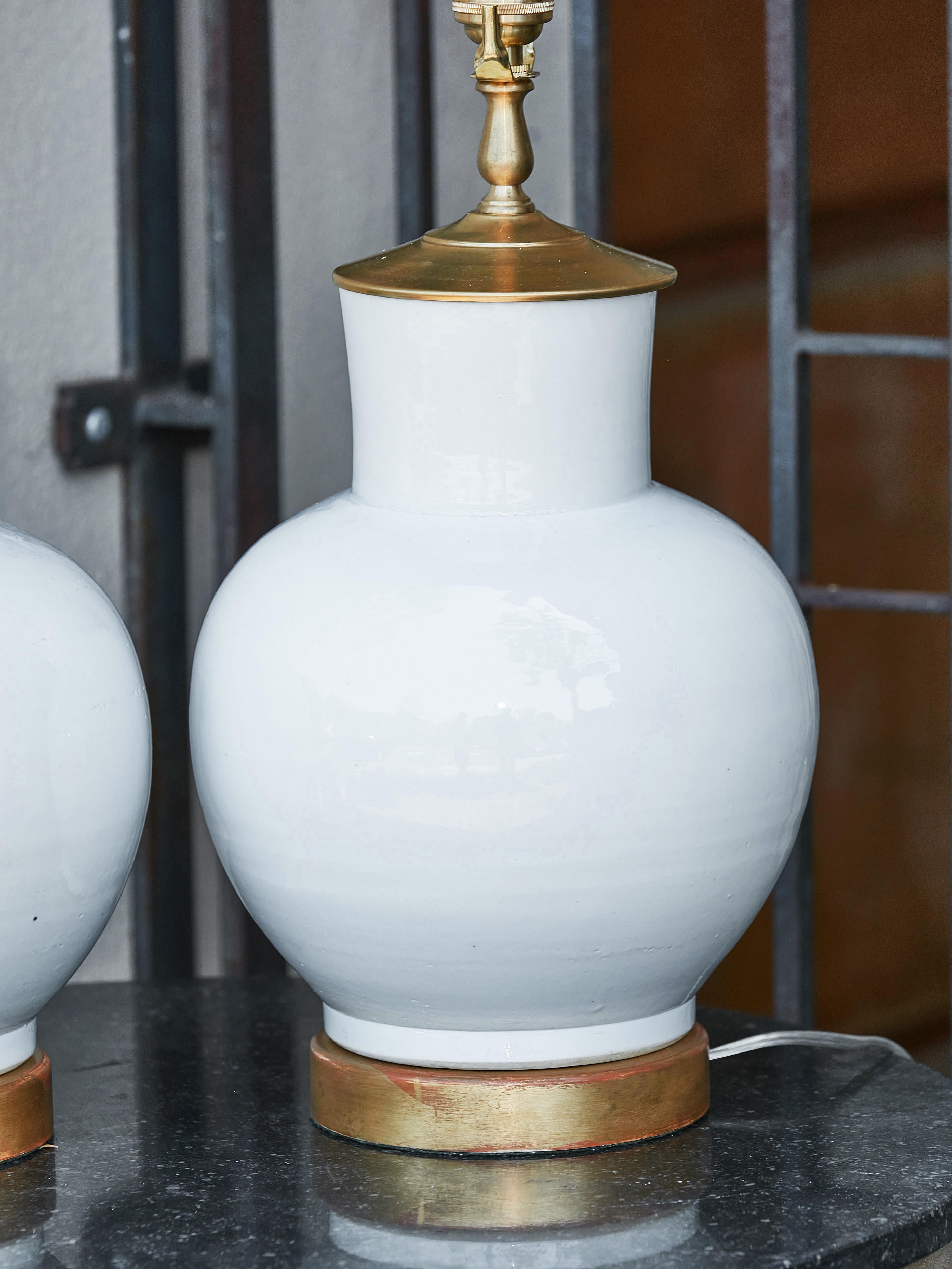 Laiton Paire de lampes de table à une lumière en porcelaine asiatique avec bases rondes et dorées en vente