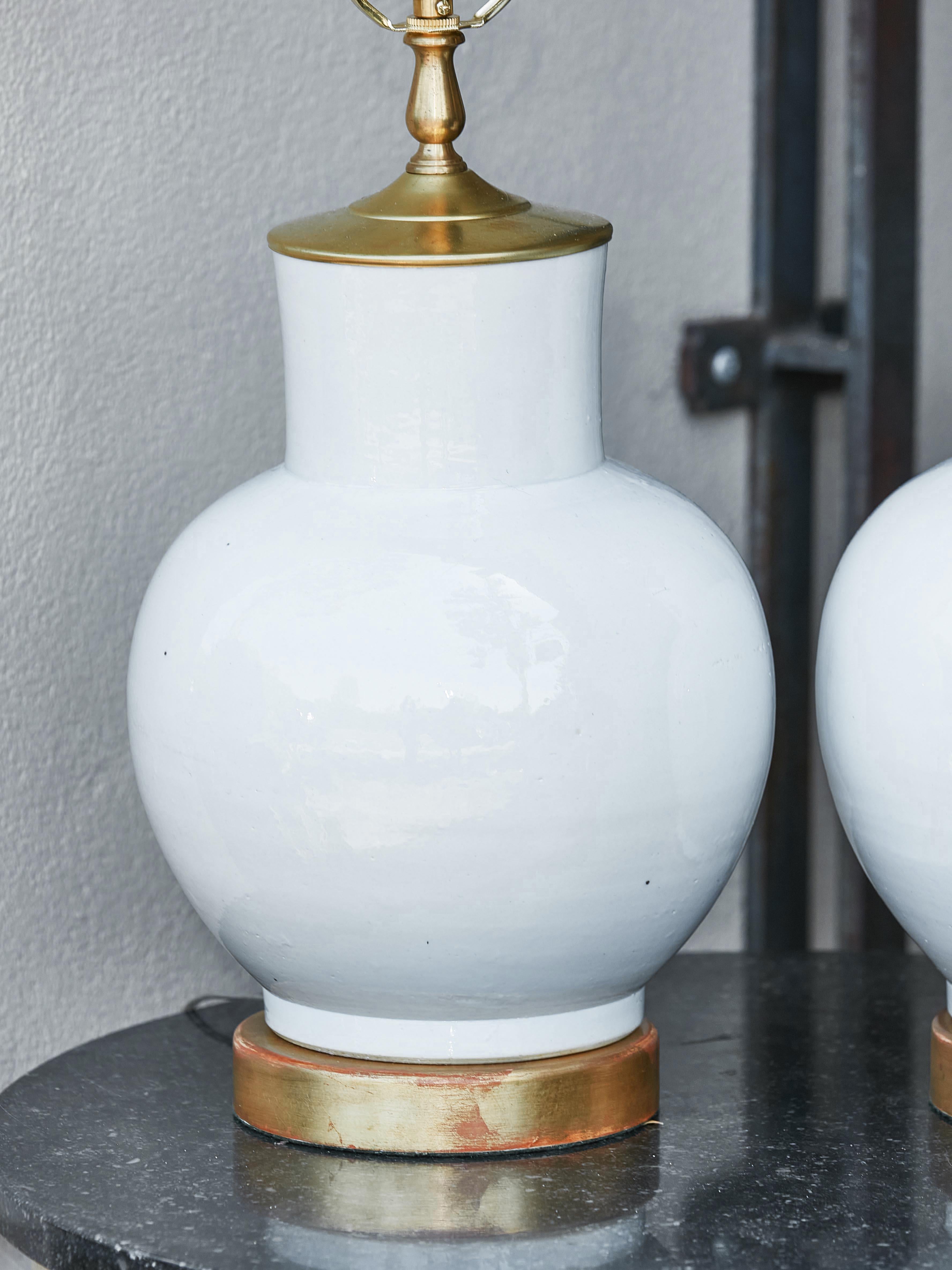 Paire de lampes de table à une lumière en porcelaine asiatique avec bases rondes et dorées en vente 1
