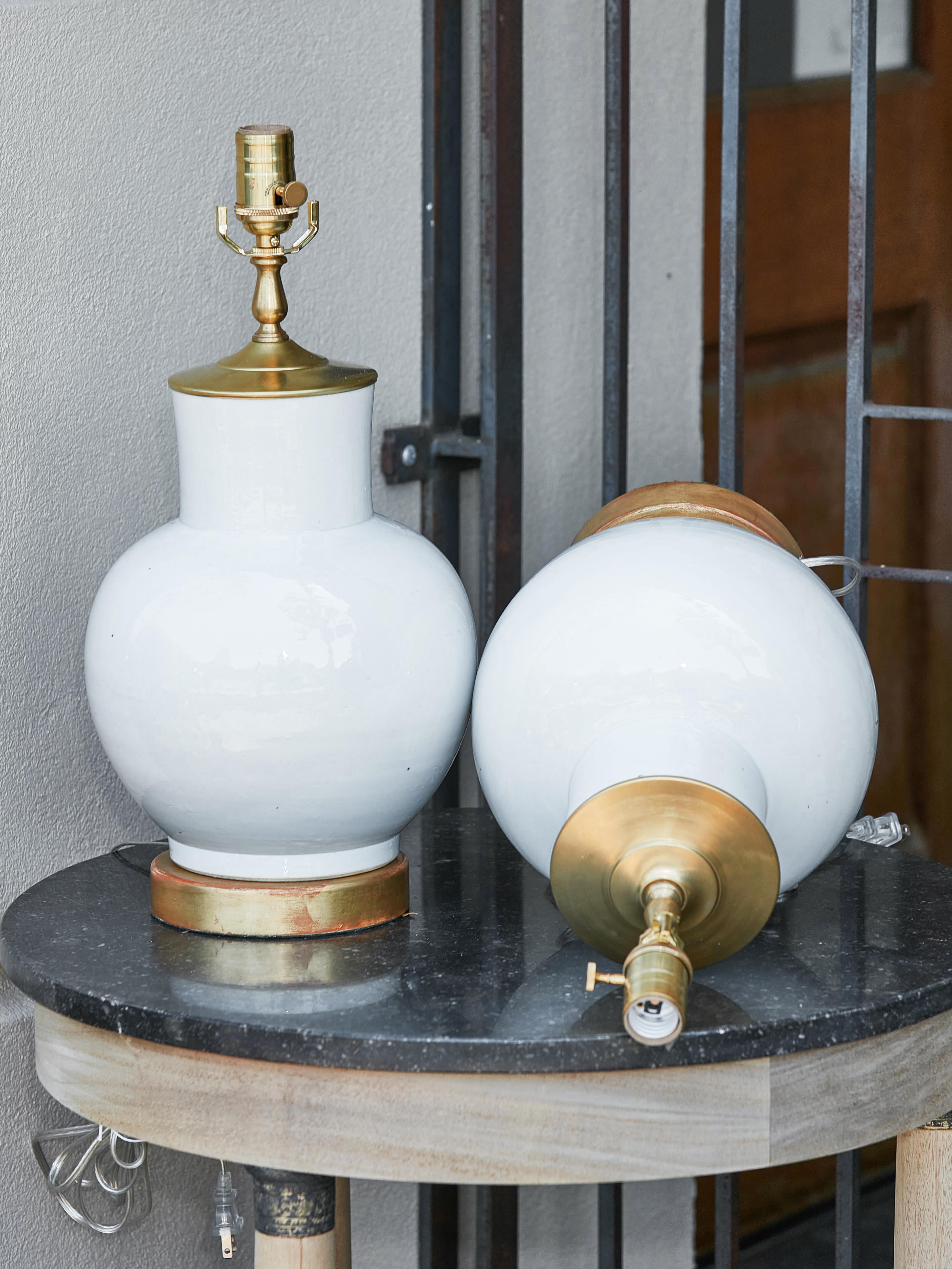 Paire de lampes de table à une lumière en porcelaine asiatique avec bases rondes et dorées en vente 2