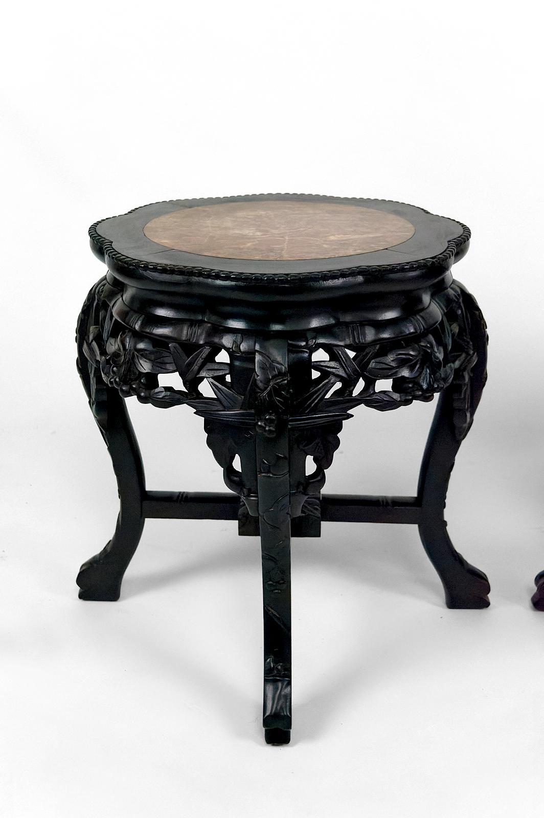 Pair of Asian side tables / coffee tables in carved wood and marble tops, 1880's In Good Condition For Sale In VÉZELAY, FR