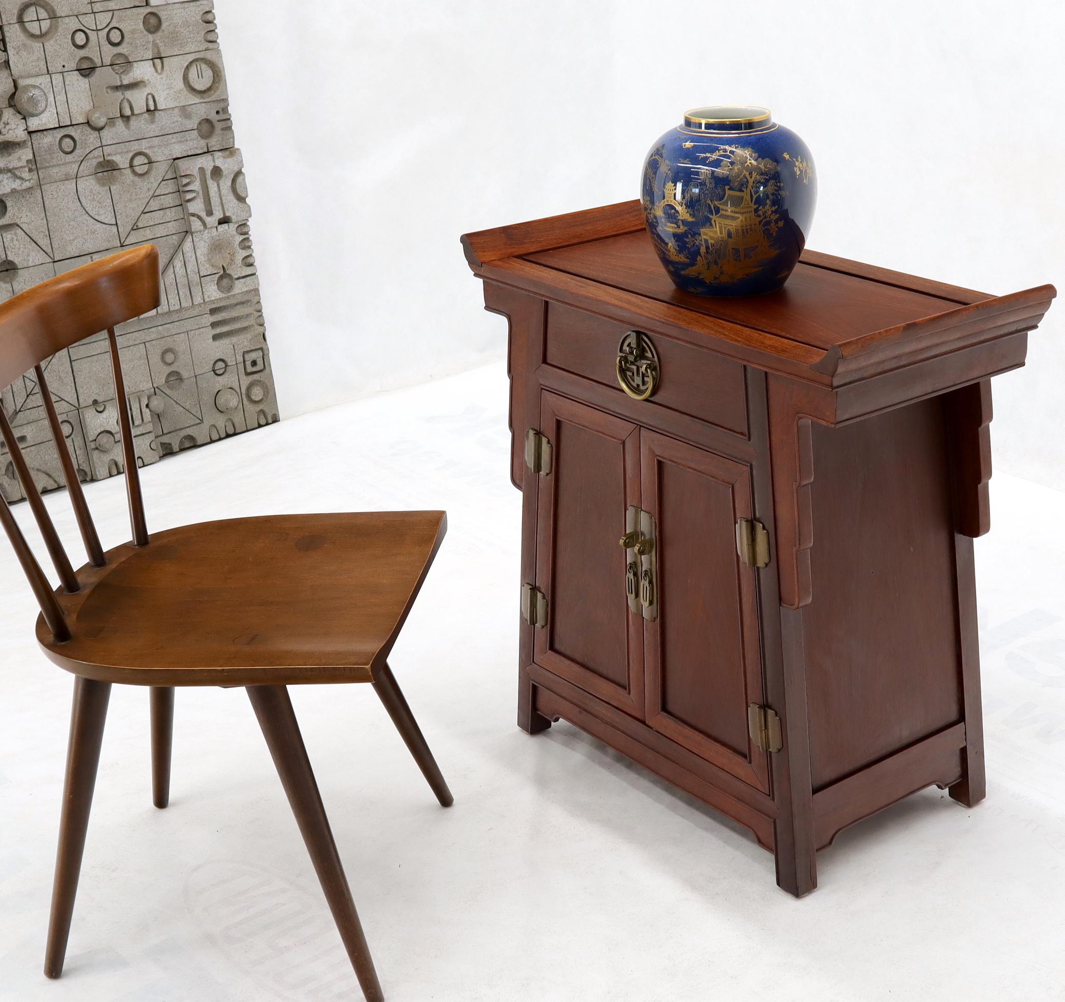 Paire de tables de chevet modernes asiatiques à deux portes et un tiroir avec quincaillerie en laiton. Armoires en bois massif de haute qualité. La livraison dans la région de New York commence à partir de 150 $.
 