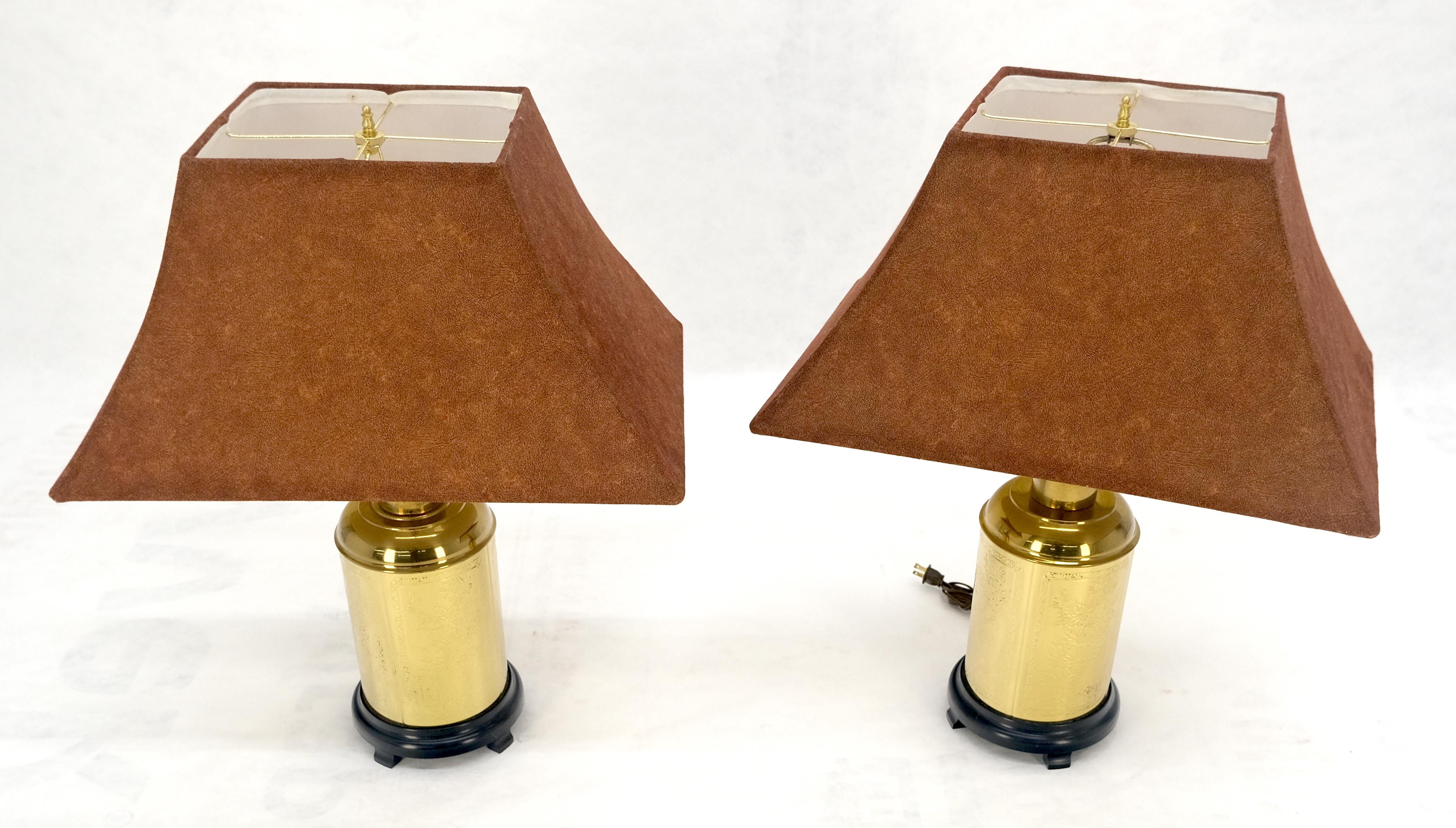 Mid-Century Modern Paire de lampes de table à base cylindrique de style Asian Style c1070s Pieds en bois MINT ! en vente