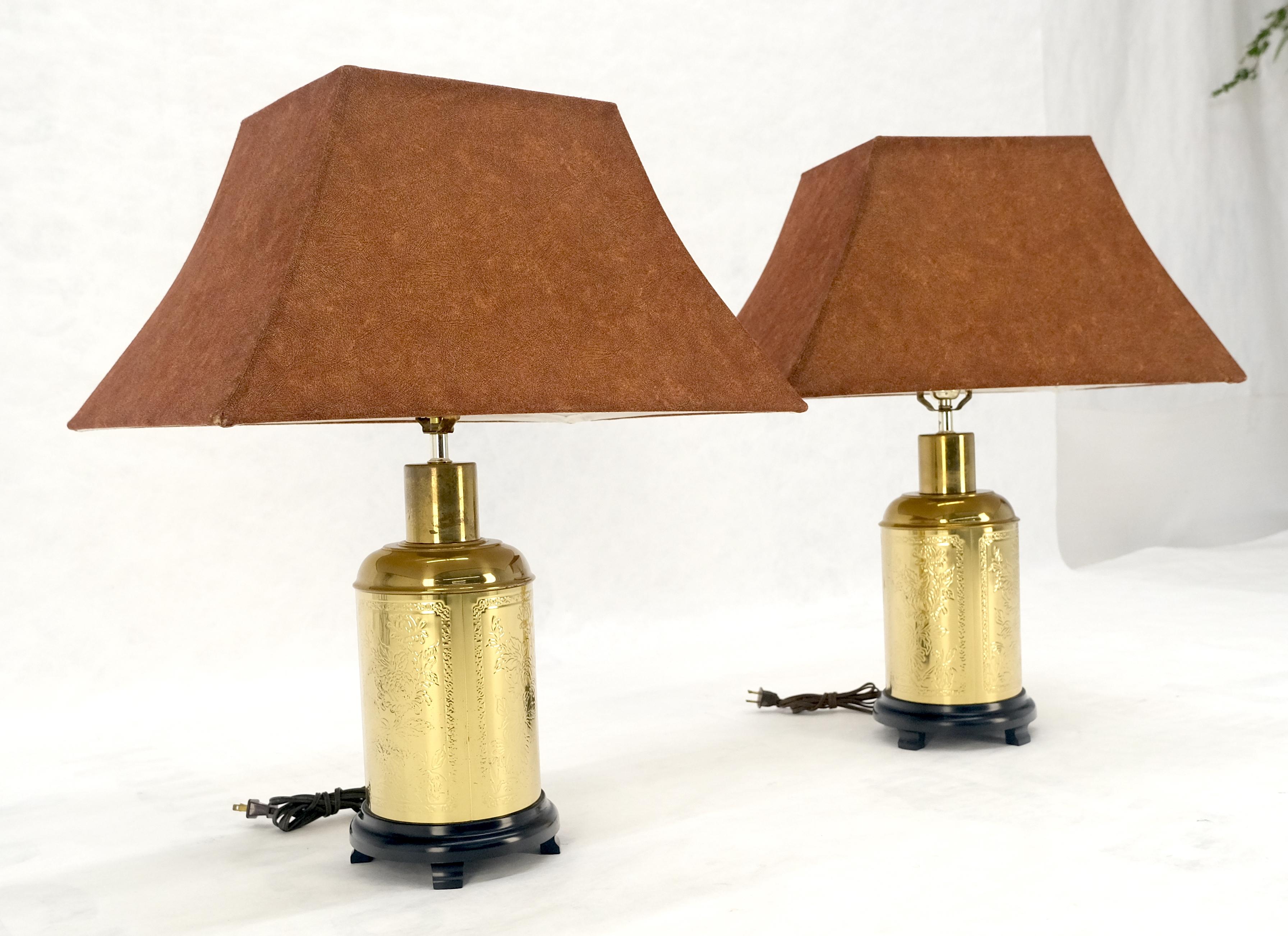 Laiton Paire de lampes de table à base cylindrique de style Asian Style c1070s Pieds en bois MINT ! en vente