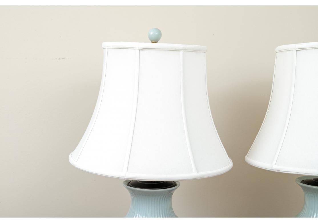 Vernissé Paire de lampes de table en jarres à glaçure céladon de style asiatique en vente