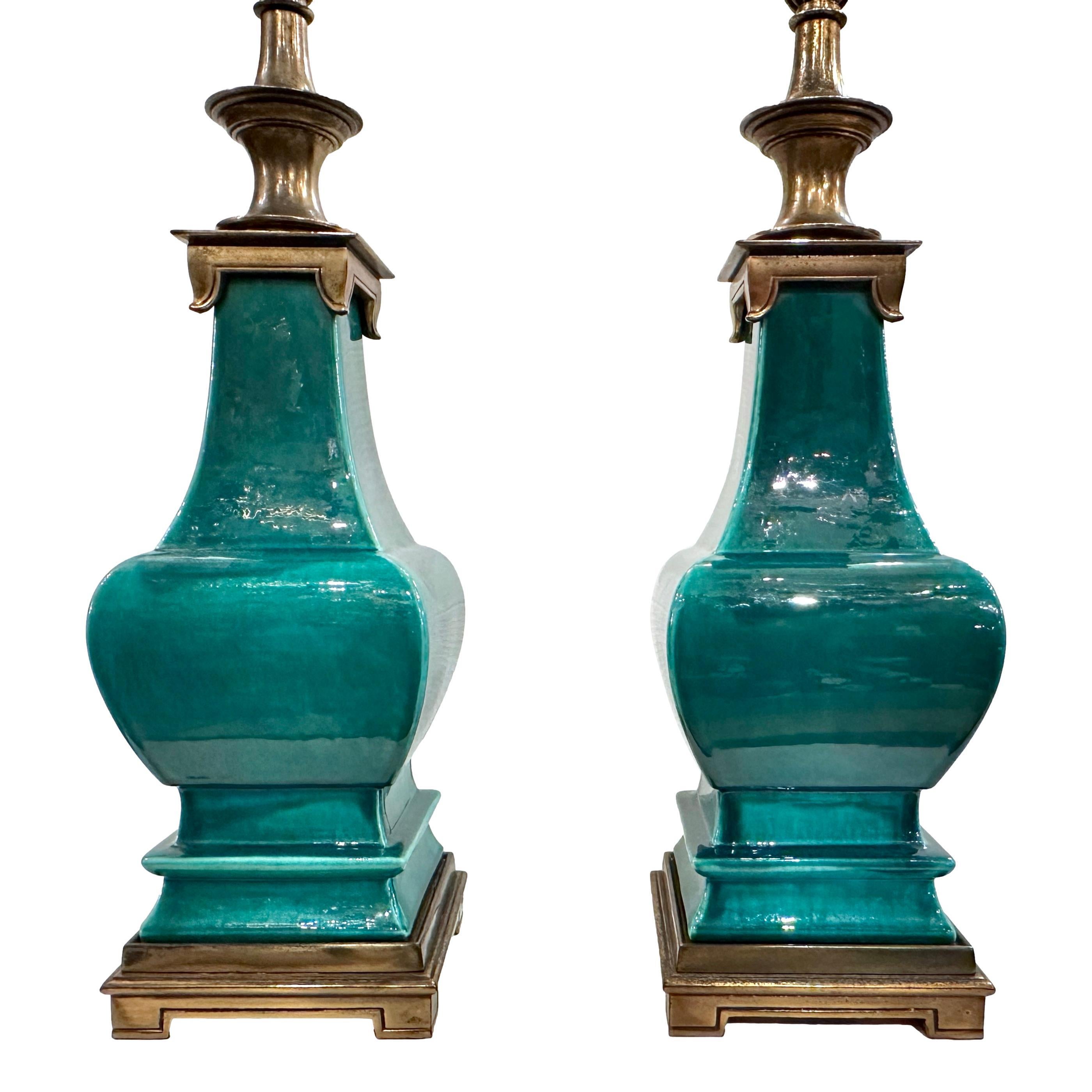 Paar französische Tischlampen aus smaragdgrün glasiertem Porzellan mit Messingfuß, CIRCA 1940er Jahre.

Abmessungen:
Höhe des Porzellankörpers: 18