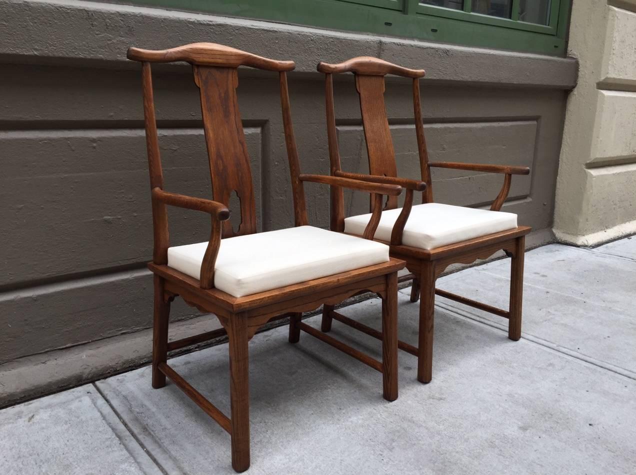 Paire de chaises latérales en bois dur de style asiatique (chinois). La structure des chaises est en chêne avec un siège coussiné en lin mélangé.

 
