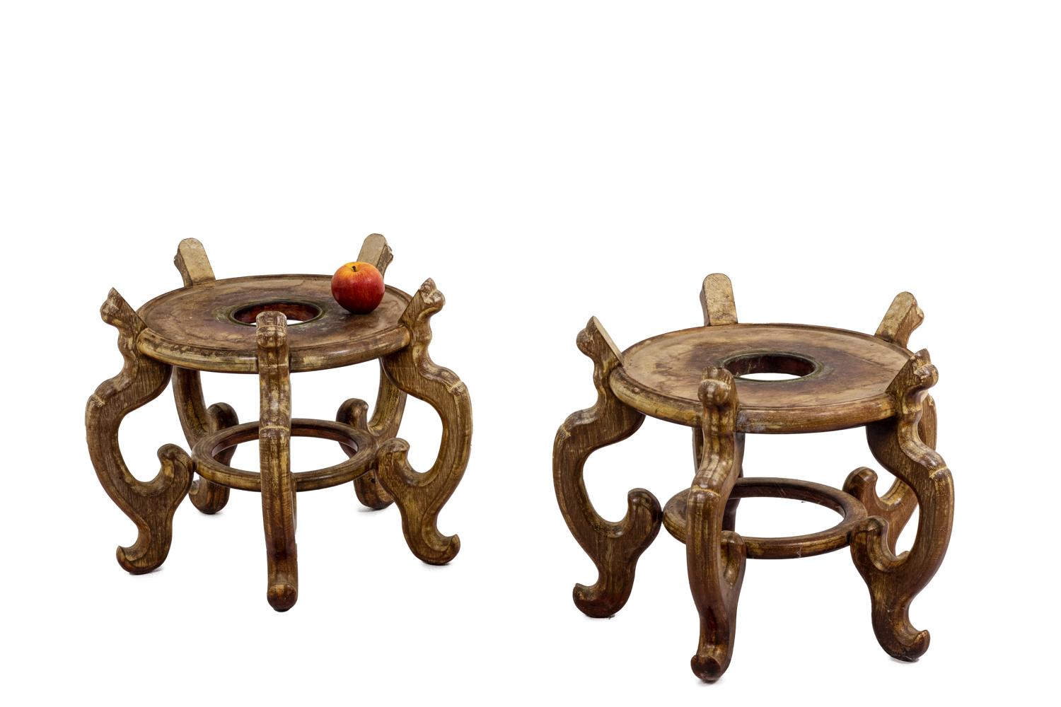 Pair of Asian-style ironwood plinths standing on five scalloped feet joined by a circular spacer.

Work realized in the 1900s.