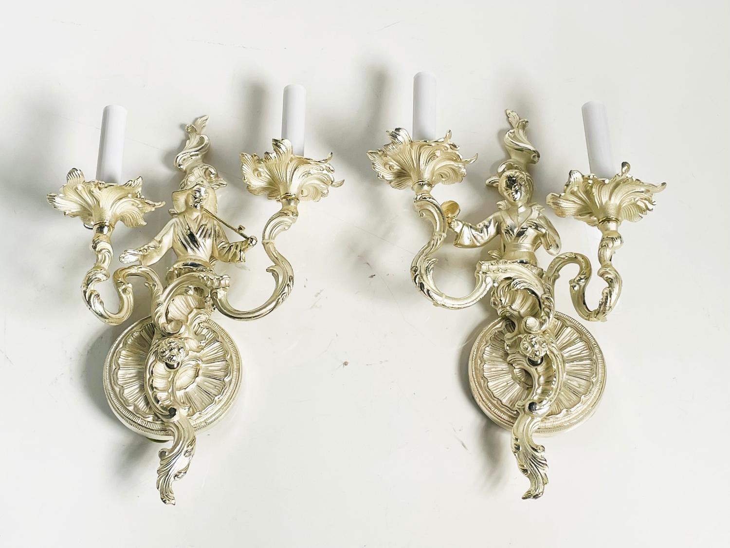 Ti presentiamo la nostra coppia di applique Asian Style con finitura in nichel, l'aggiunta perfetta a qualsiasi casa che desideri un tocco di eleganza e raffinatezza. Queste applique hanno un design elegante e moderno, con una splendida finitura in