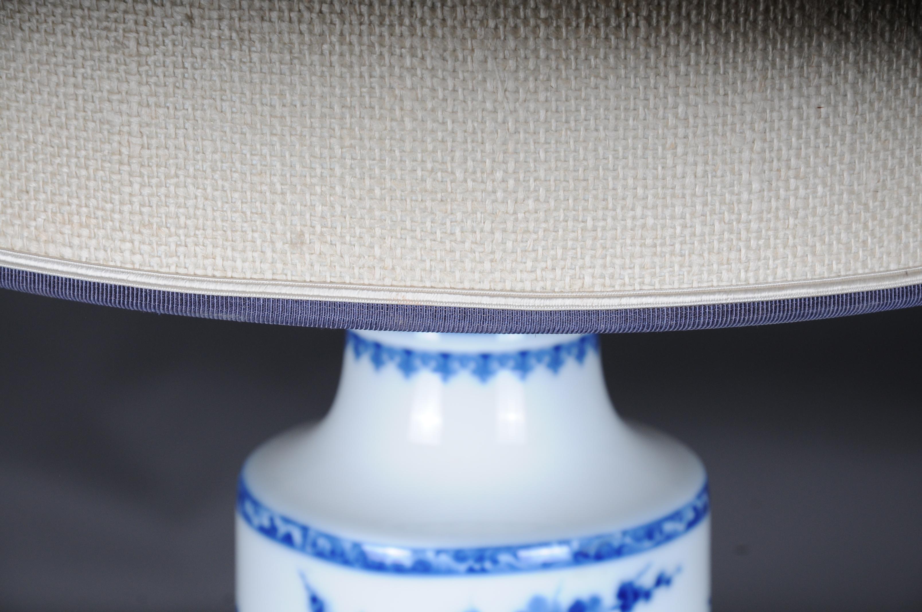 Chinois Paire de lampes de table ou lampes de bureau asiatiques en porcelaine, Art asiatique du XXe siècle