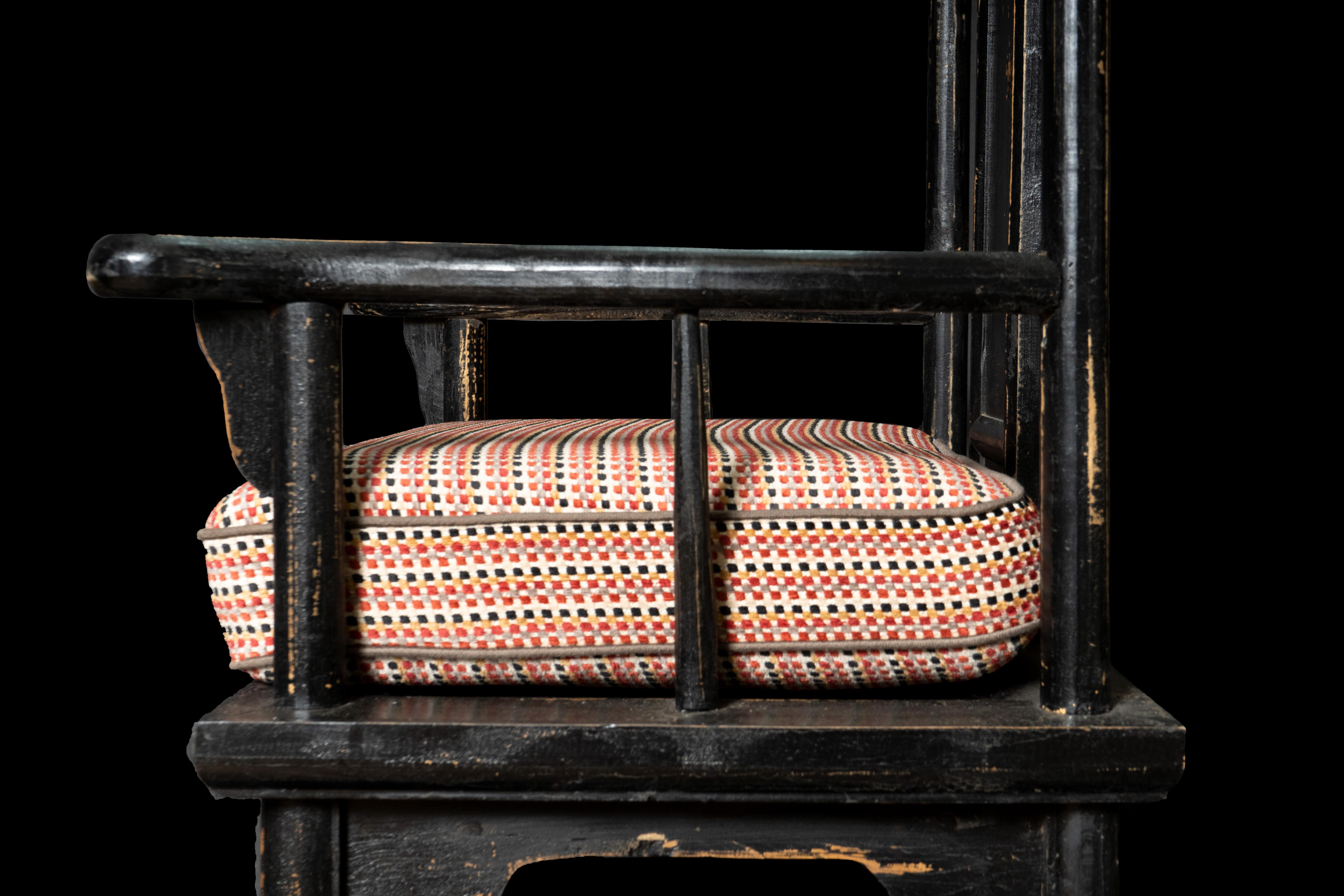 Pair of Asian Oversized Throne Chairs with Exaggerated Backs In condizioni buone a New York, NY