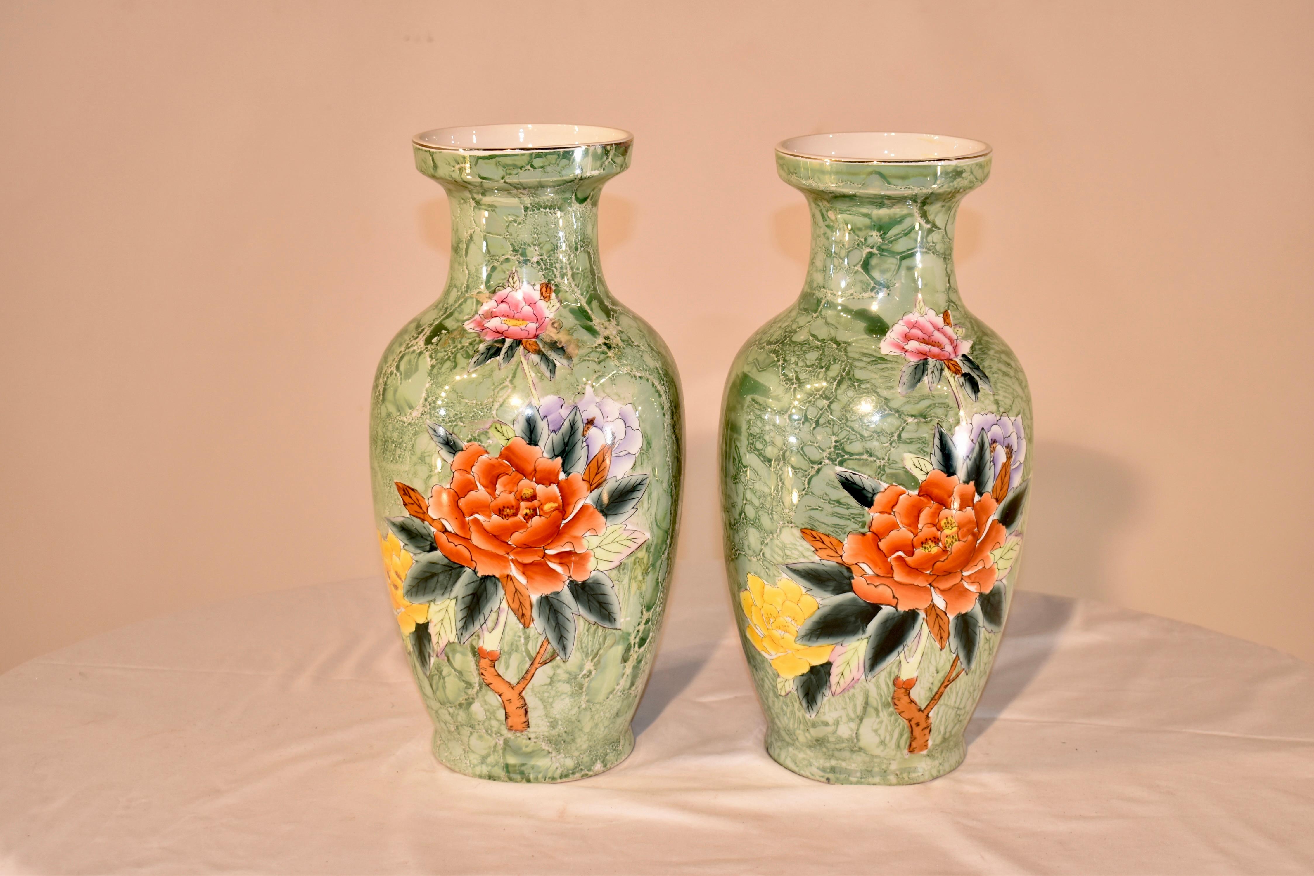 Peint à la main Paire de vases asiatiques, vers 1930 en vente