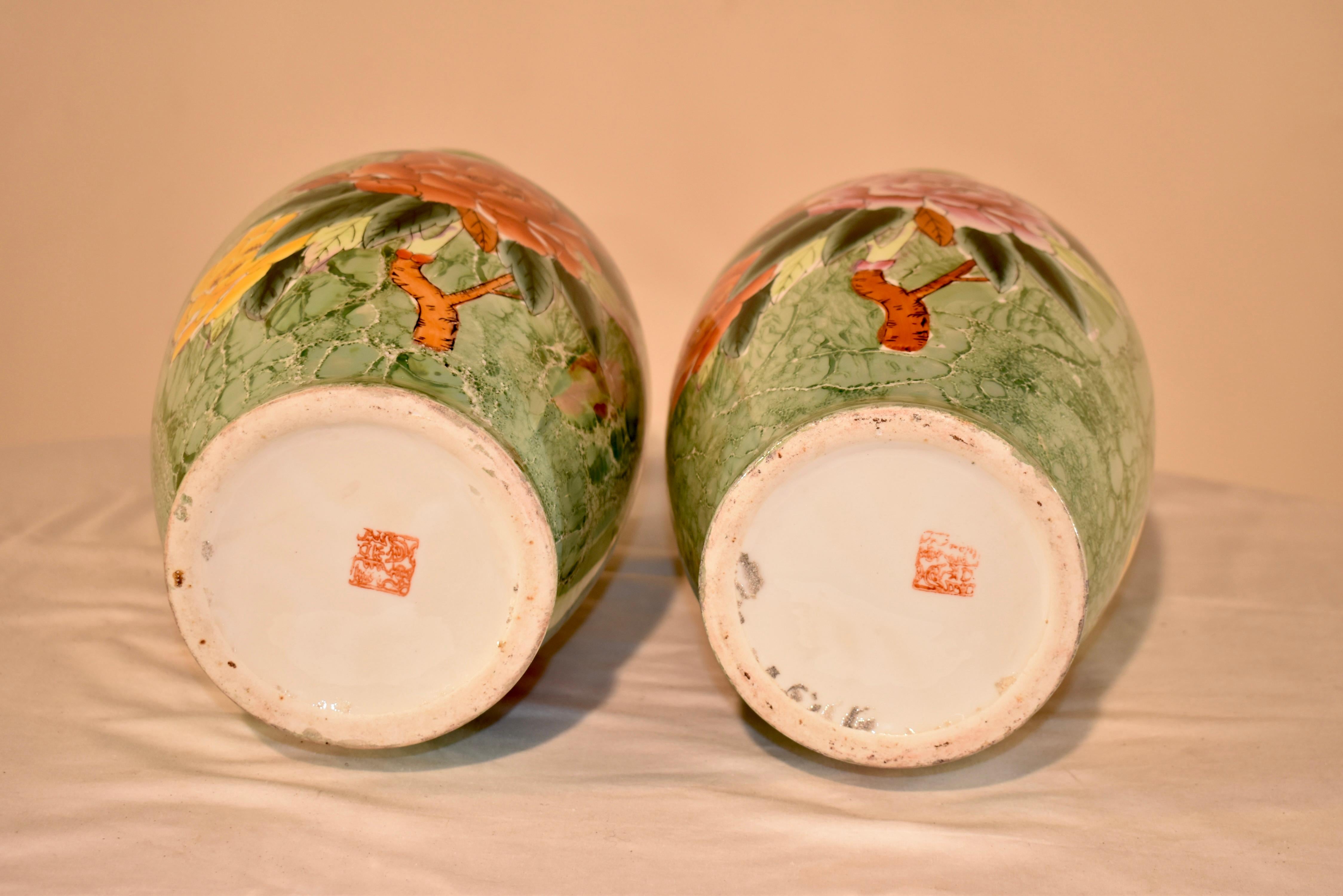 Céramique Paire de vases asiatiques, vers 1930 en vente