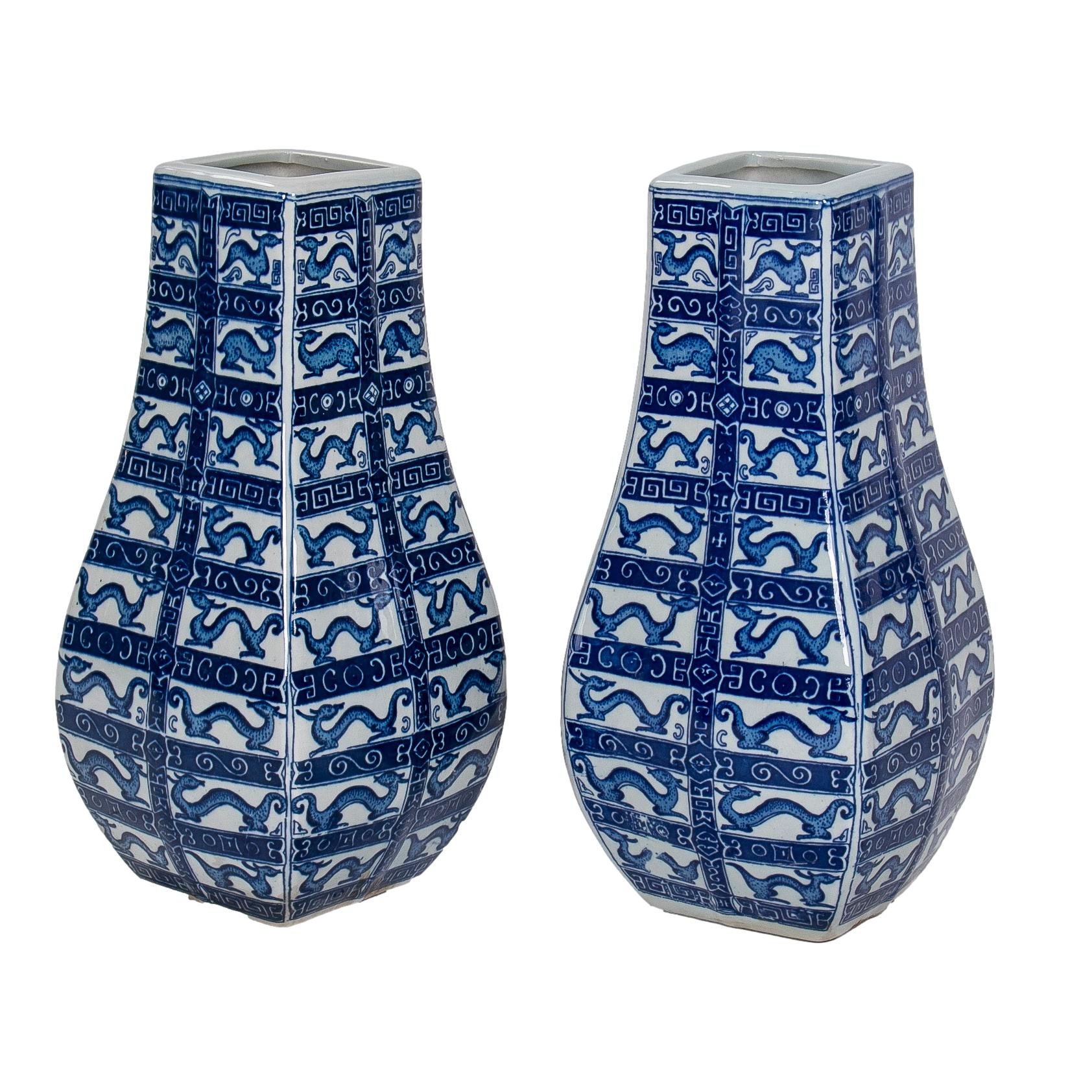 Asiatique Paire de vases asiatiques en porcelaine émaillée blanche et bleu cobalt  en vente