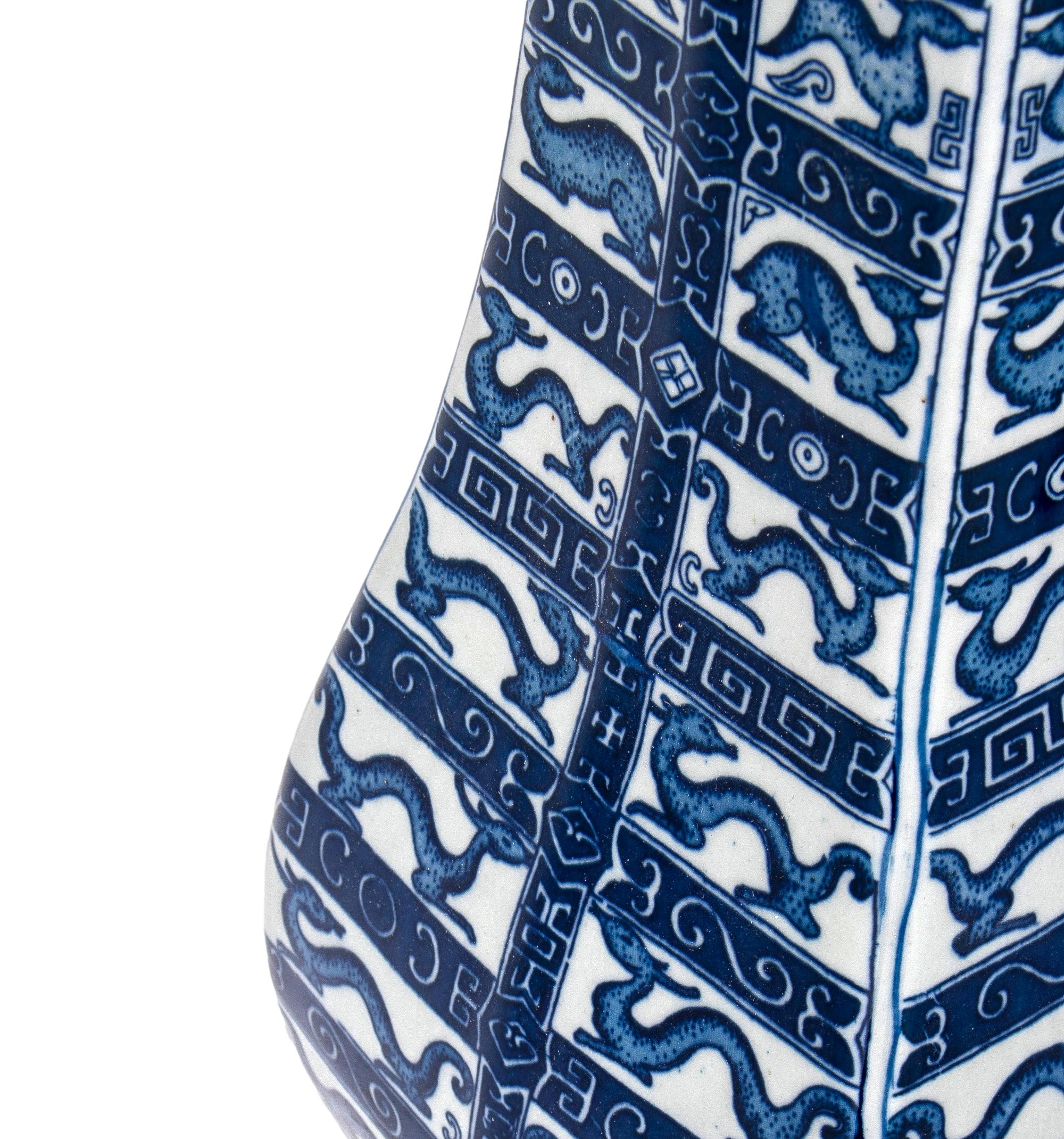 Paire de vases asiatiques en porcelaine émaillée blanche et bleu cobalt  en vente 1