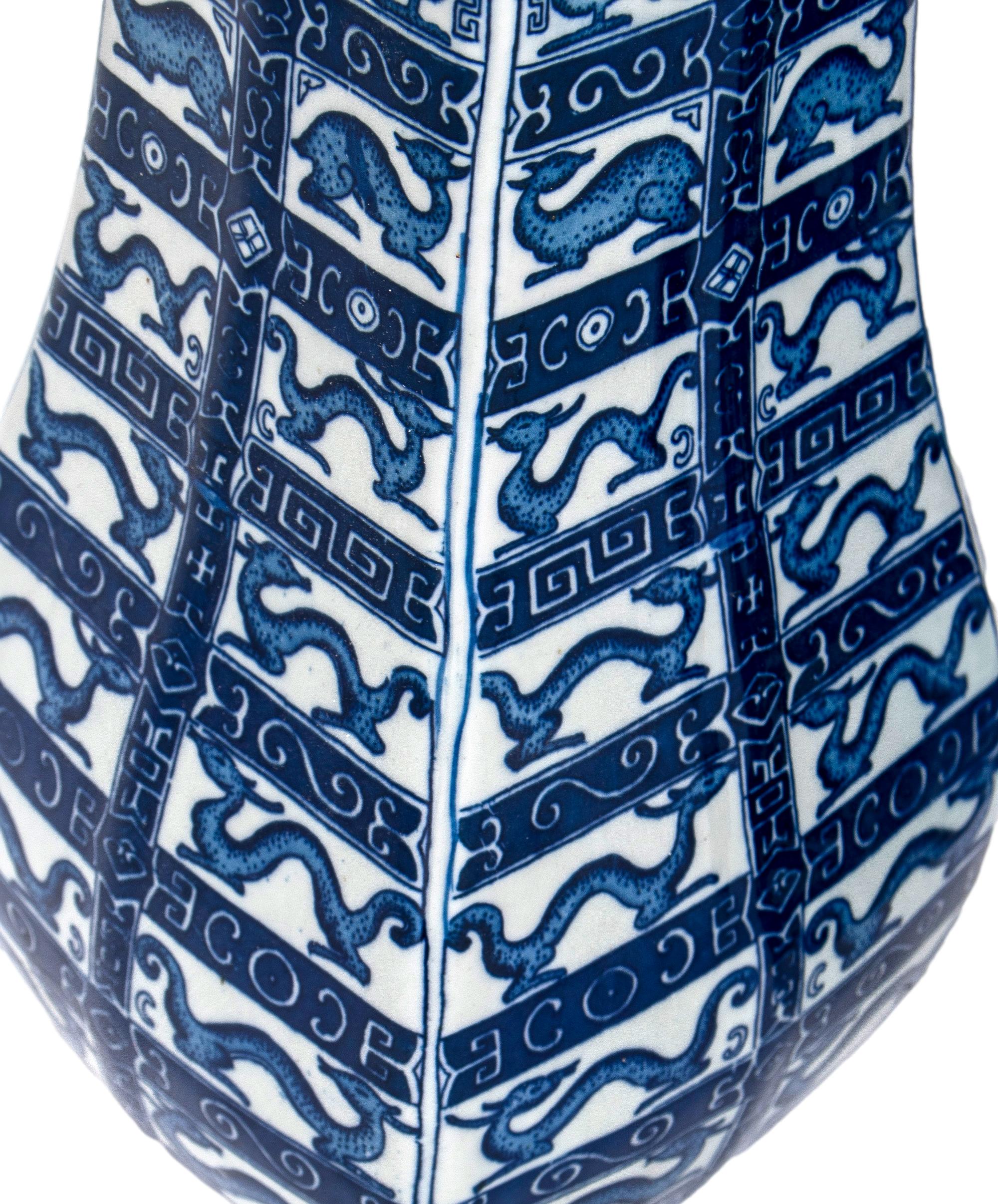 Paire de vases asiatiques en porcelaine émaillée blanche et bleu cobalt  en vente 2