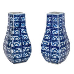 Paire de vases asiatiques en porcelaine émaillée blanche et bleu cobalt 