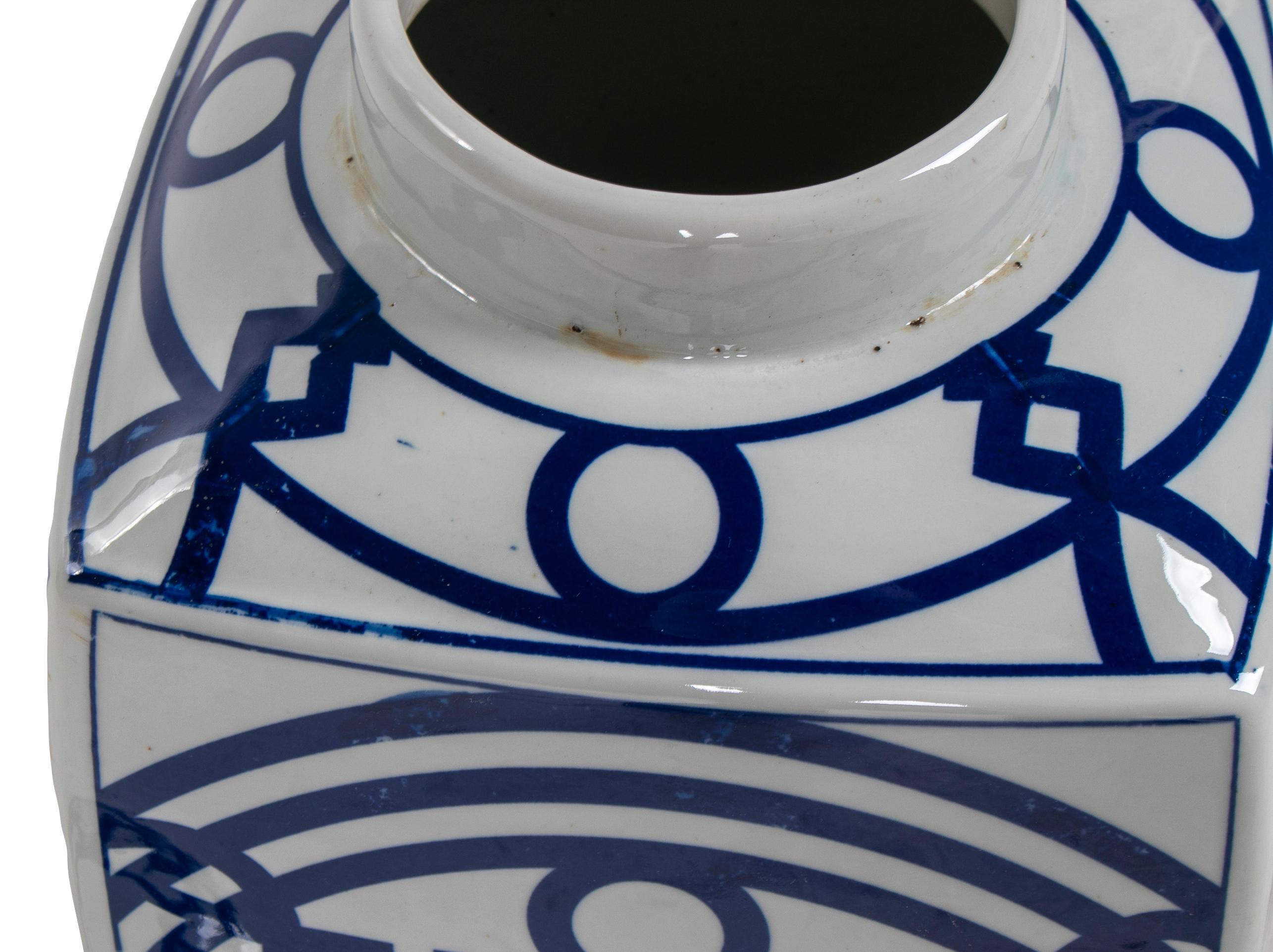 Pareja de Urnas Asiáticas de Porcelana Esmaltada Blanca con Decoraciones Geométricas Azules y Tapas en venta 1