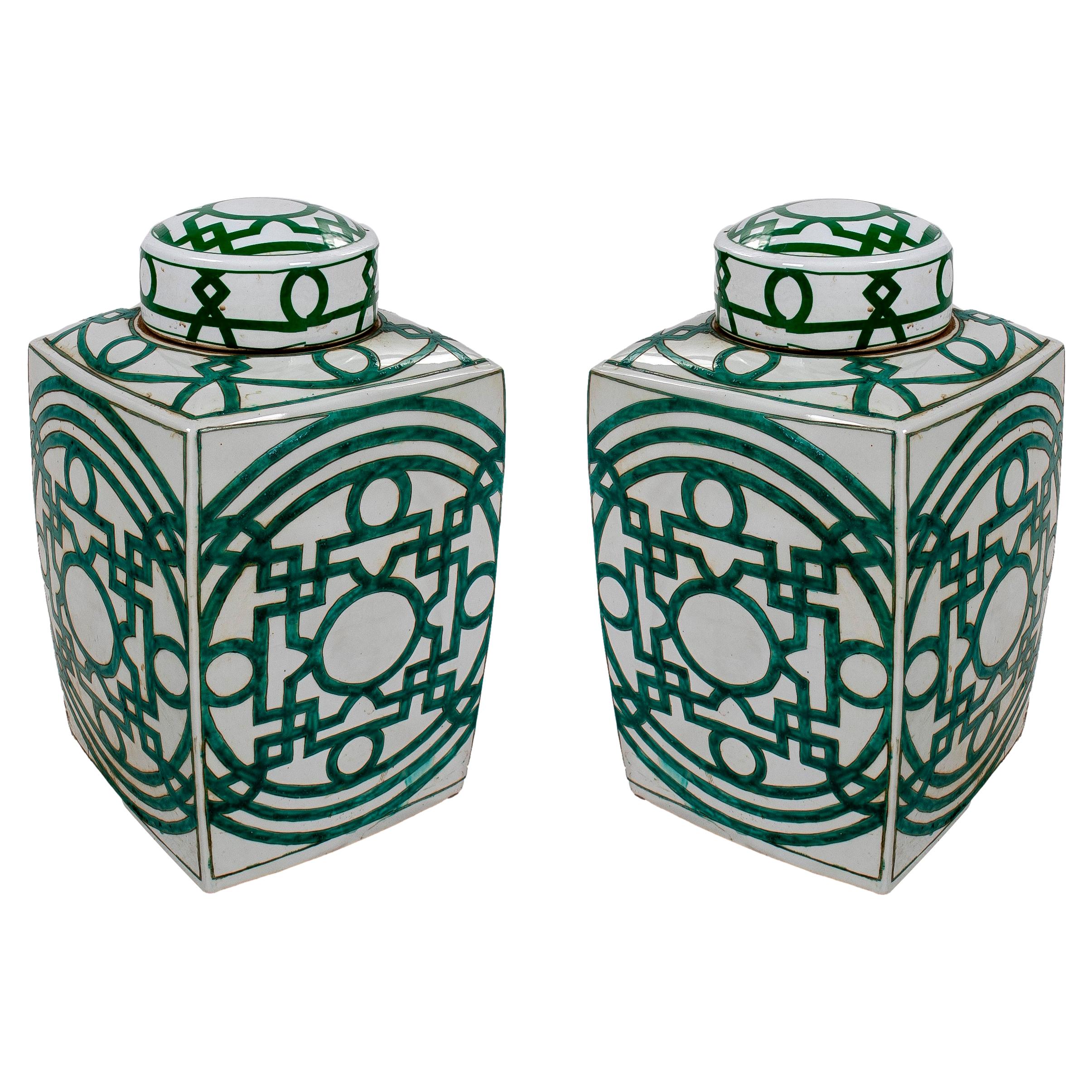 Paar asiatische Urnen aus weiß glasiertem Porzellan mit grünen geometrischen Verzierungen und Deckeln