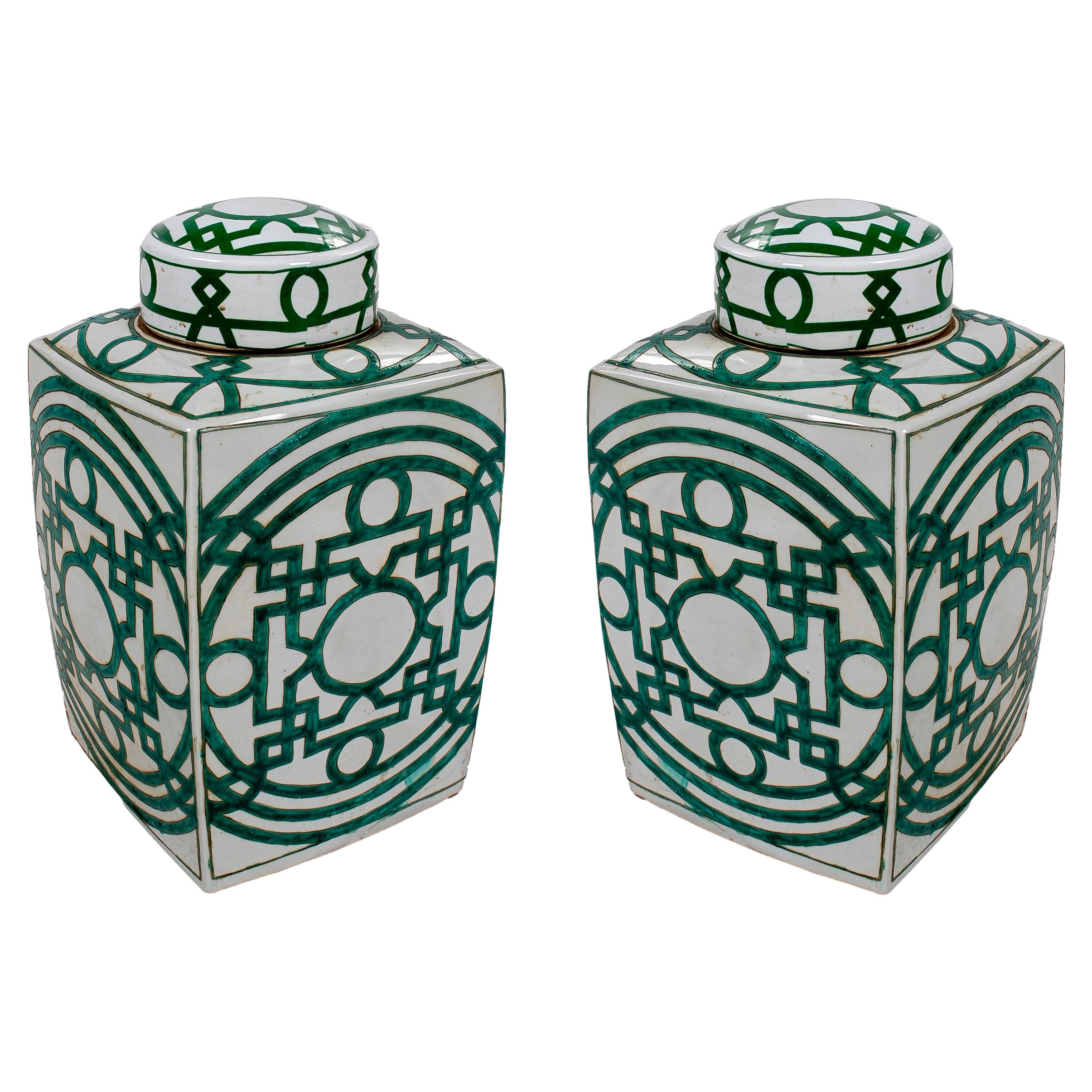Pareja de urnas asiáticas de porcelana esmaltada blanca con decoraciones geométricas verdes y tapas