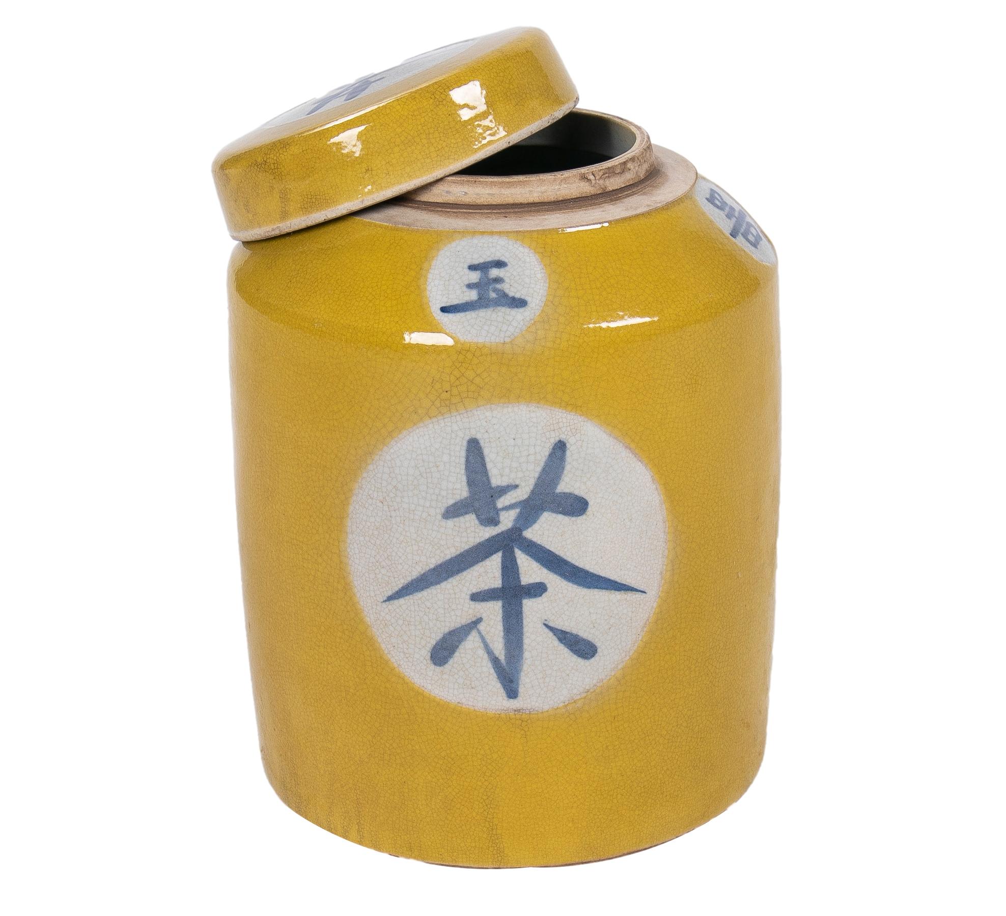 Paire d'urnes asiatiques en porcelaine émaillée jaune avec couvercles et inscriptions chinoises Neuf - En vente à Marbella, ES