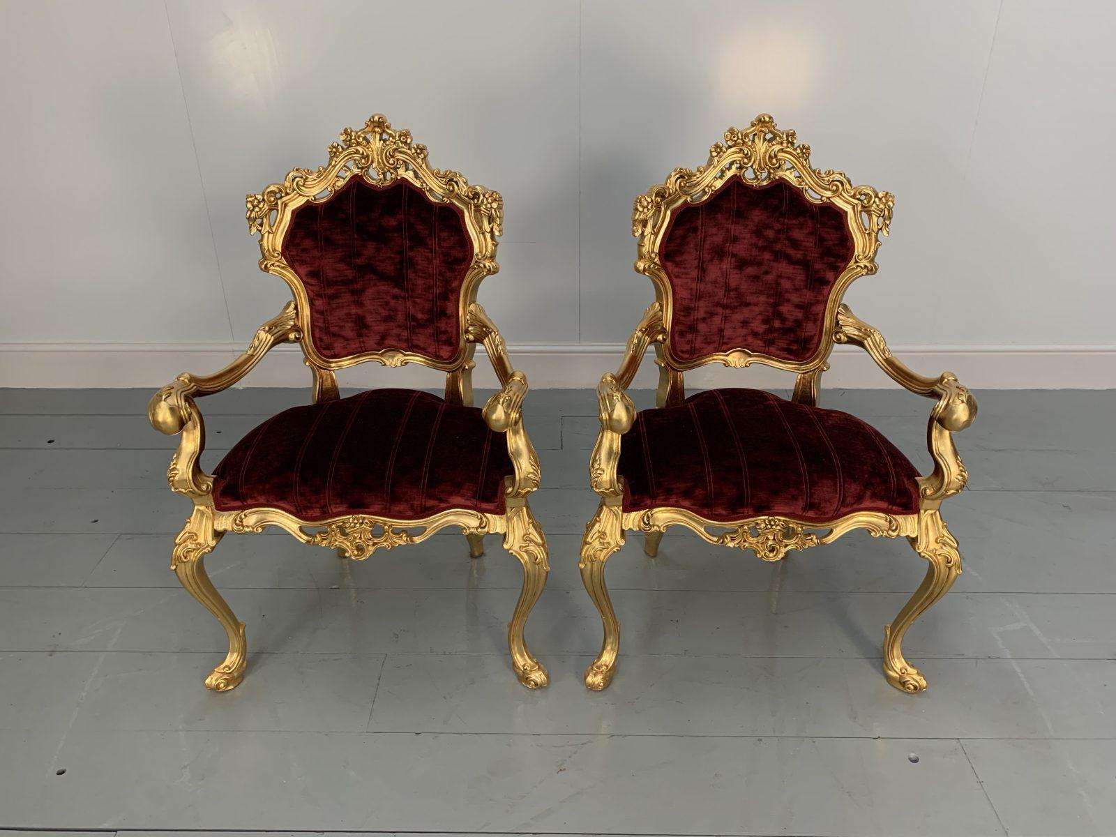 Fatto a mano Coppia di poltrone rococò barocche Asnaghi Fauteuil in velluto cremisi e dorato in vendita