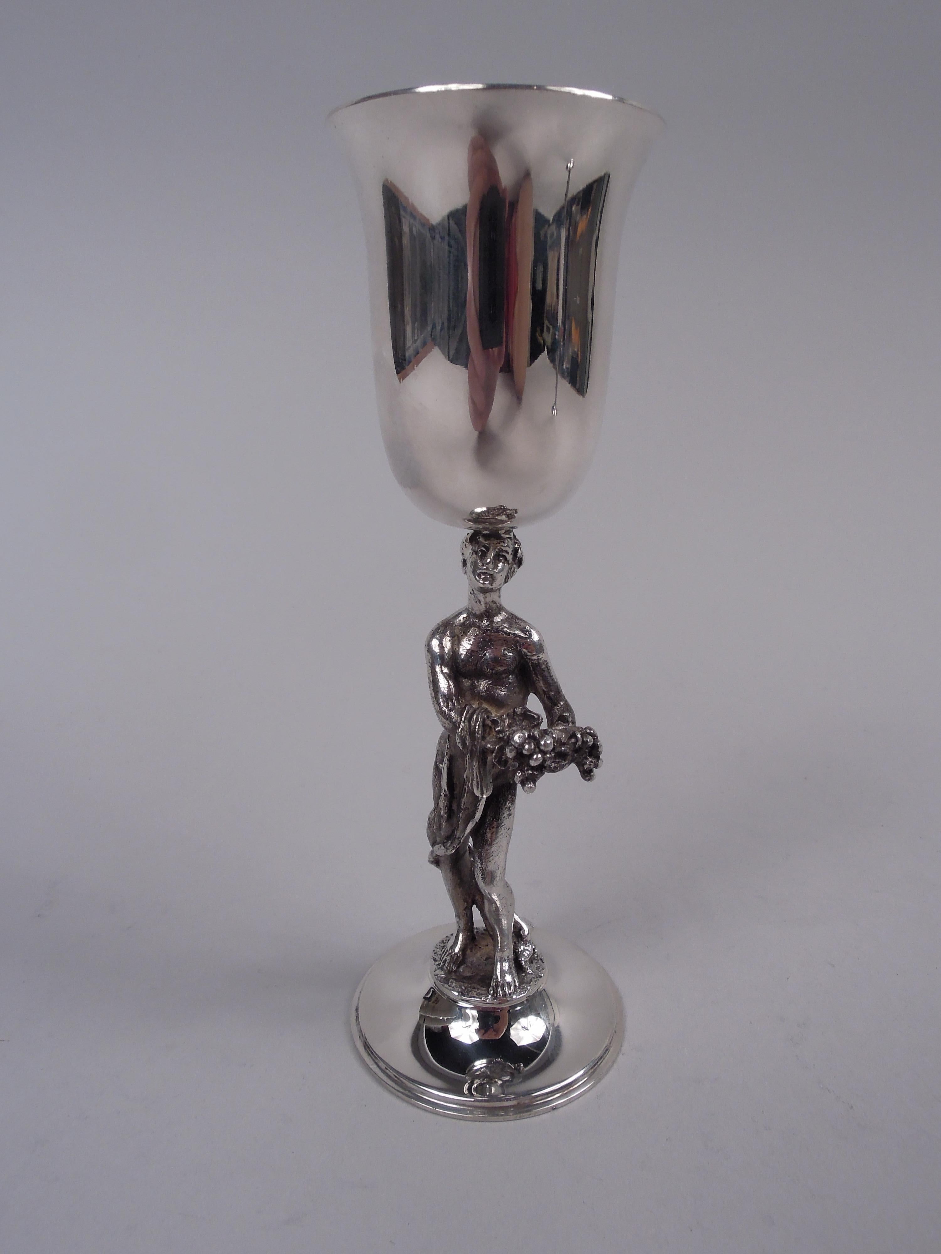 Paar englische klassische Cocktailtassen aus Sterlingsilber, 1981. Urnenförmige Schale mit ausgestellter Mündung und vergoldetem Inneren; gewölbter Fuß. Gegossene figurale Schäfte in Form von drapierten männlichen Aktfiguren, die mit der Weinlese