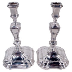 Coppia di candelieri inglesi Asprey in stile georgiano dell’epoca di Thatcher, 1988