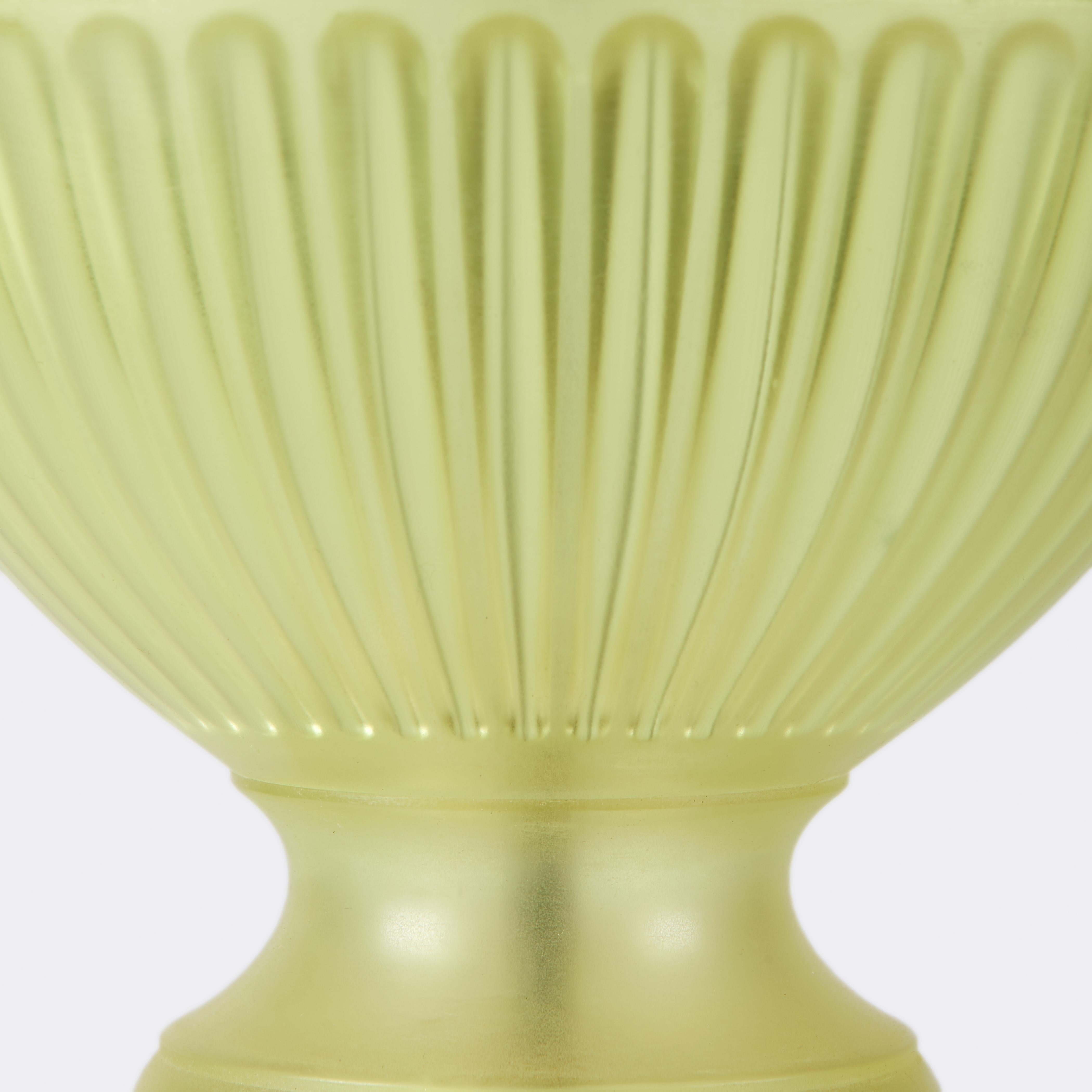 Paire de lampes en résine transparente moulée, lisses à l'extérieur, avec un motif rainuré à l'intérieur, inspiré d'un vase assyrien. Chaque lampe a des détails en laiton et deux douilles. Les abat-jour ne sont pas inclus.