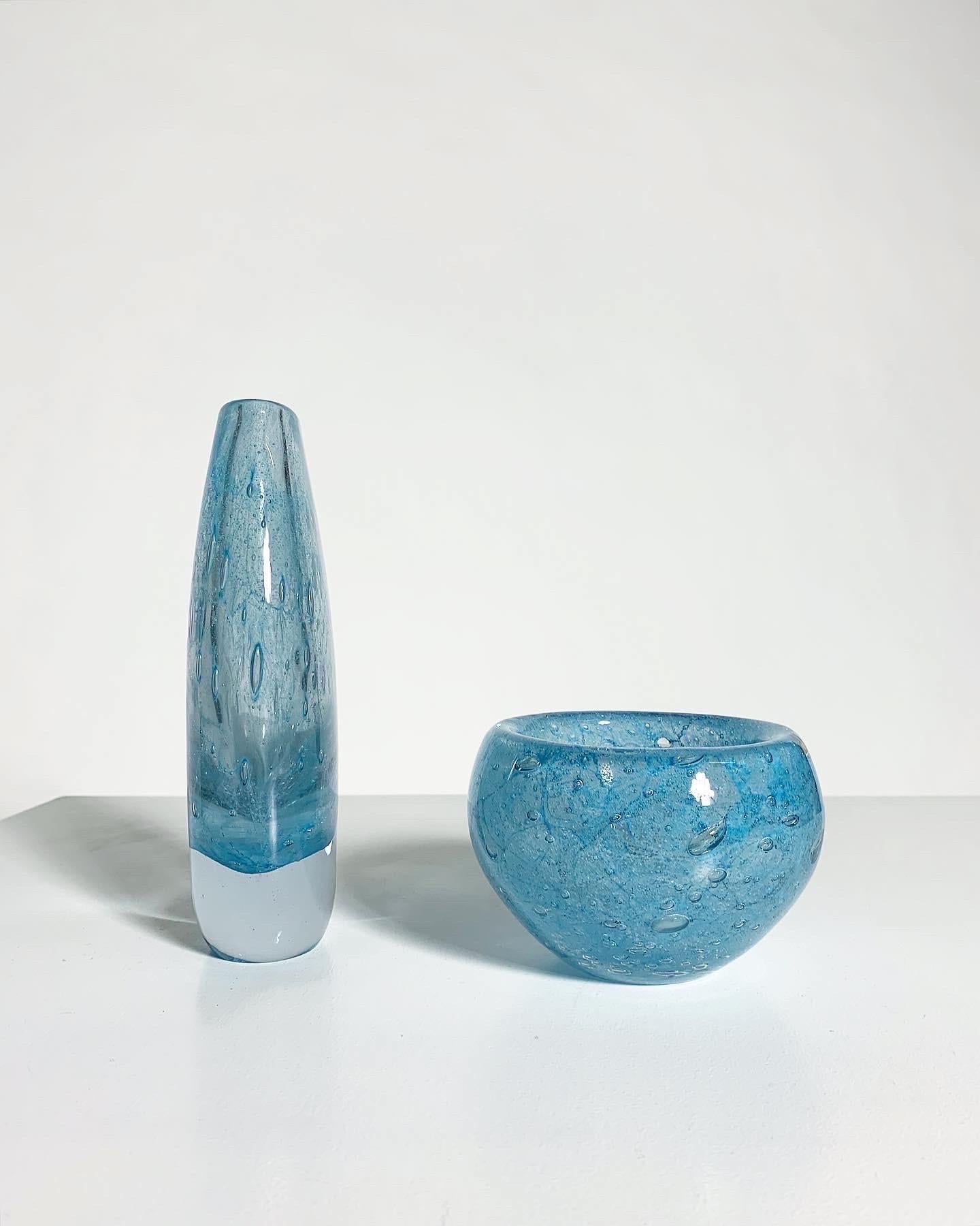 Mid-Century Modern Paire de vases bulles Asta Strömberg en cristal bleu clair Strömbergshyttan en vente