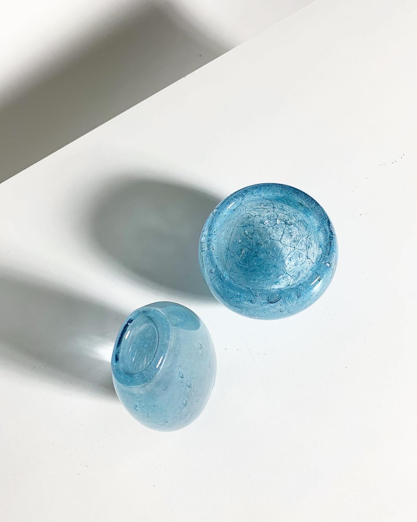 Suédois Paire de vases bulles Asta Strömberg en cristal bleu clair Strömbergshyttan en vente