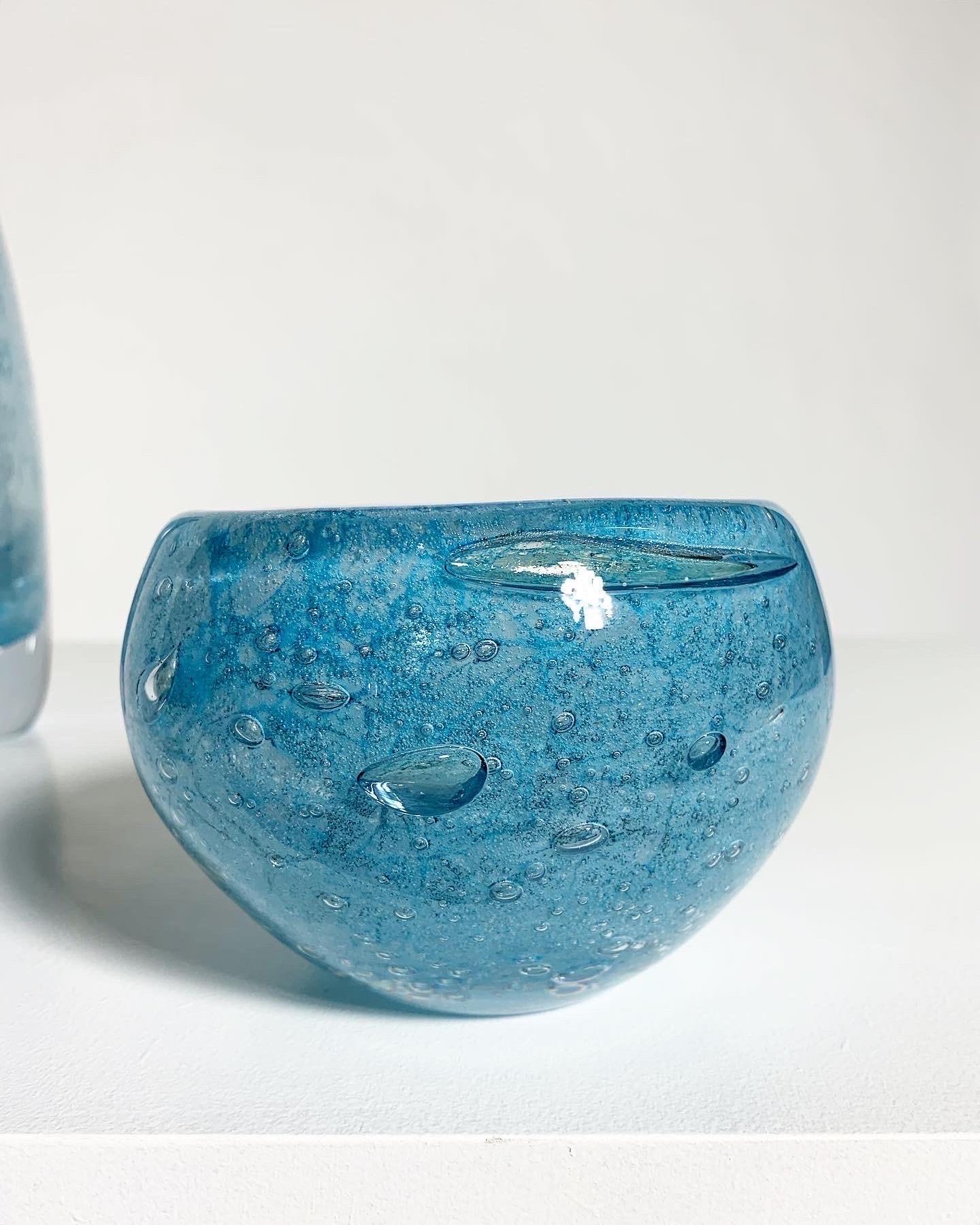 Cristal Paire de vases bulles Asta Strömberg en cristal bleu clair Strömbergshyttan en vente