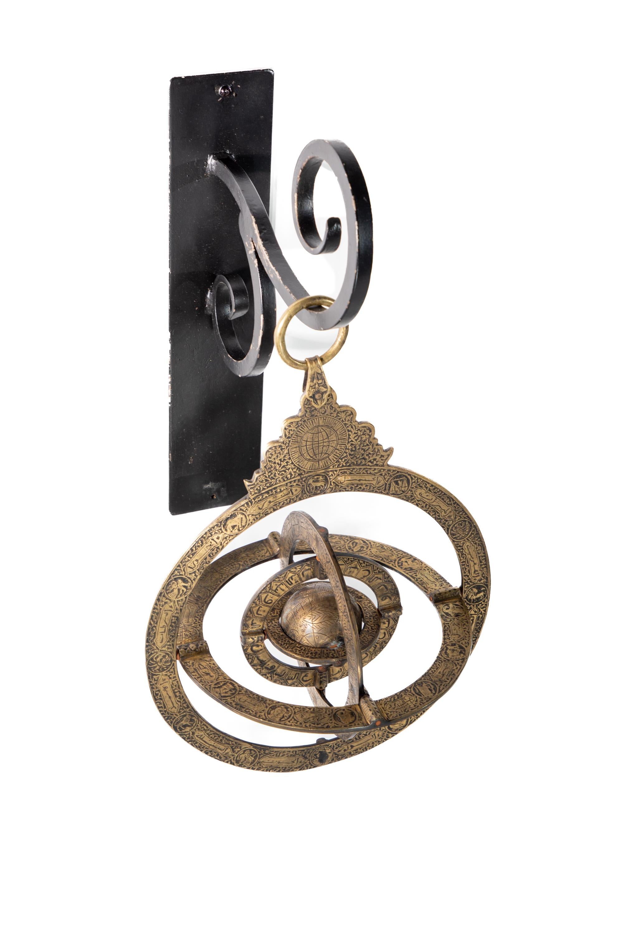 Paire d'astrolabes anciens en laiton avec supports en fer