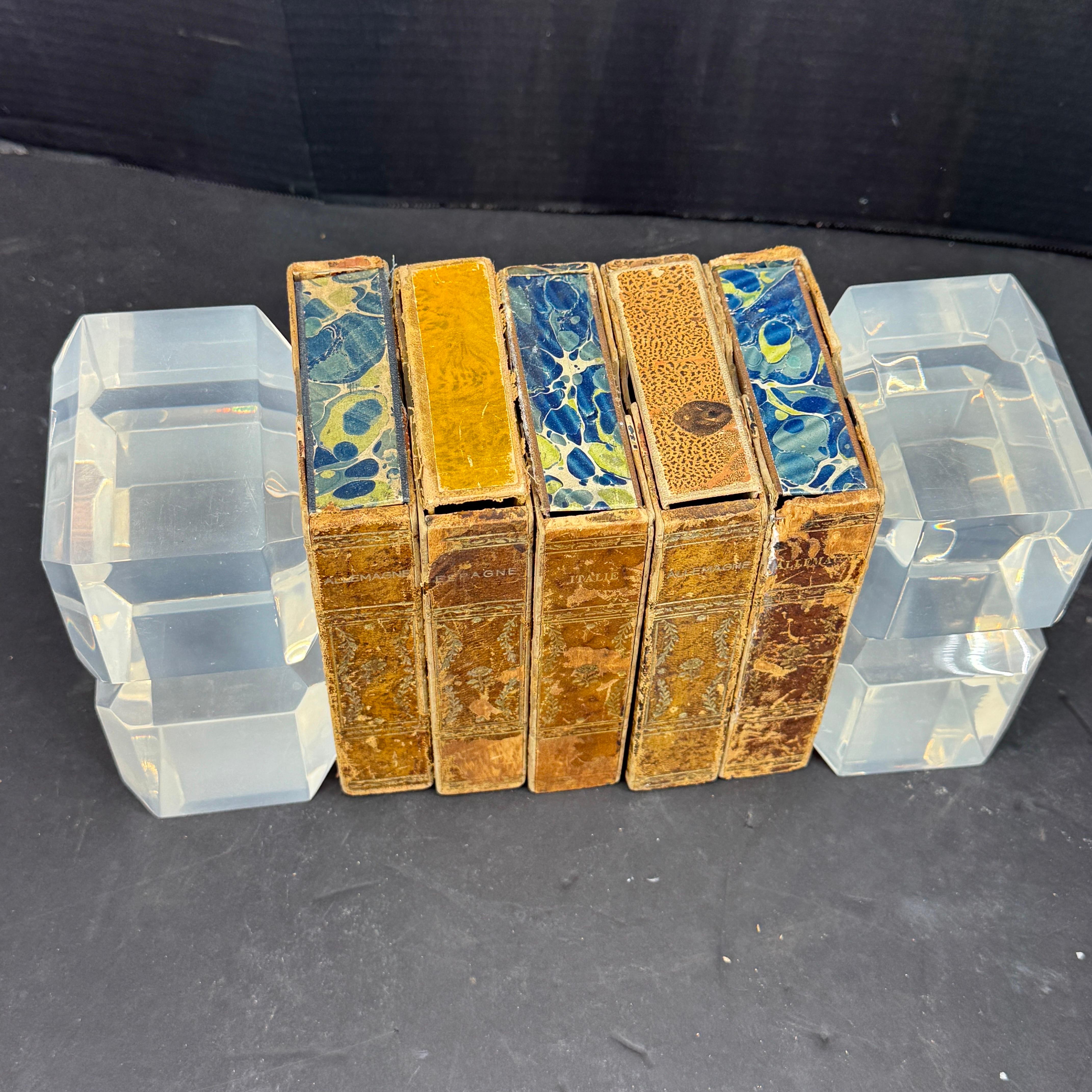 Juego de sujetalibros gruesos de Lucite de mediados de siglo, años 60. Estos pesados sujetalibros de Lucite con bonitos bordes biselados casi brillan cuando les da la luz. Pulido y sustancial, este par es un excelente complemento para cualquier