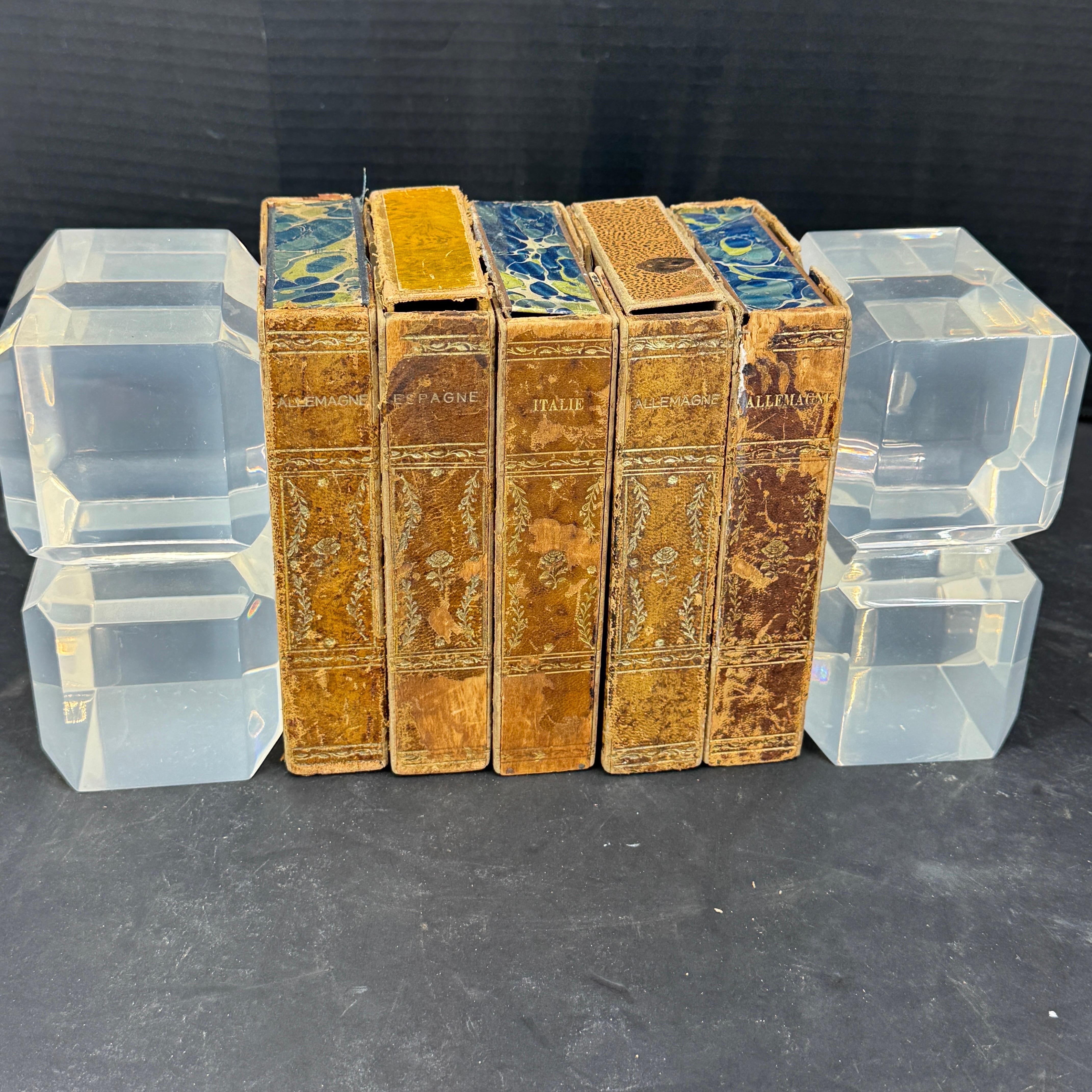 Mid-Century moderno Coppia di reggilibri in lucite smussata Astrolite della metà del secolo scorso in vendita